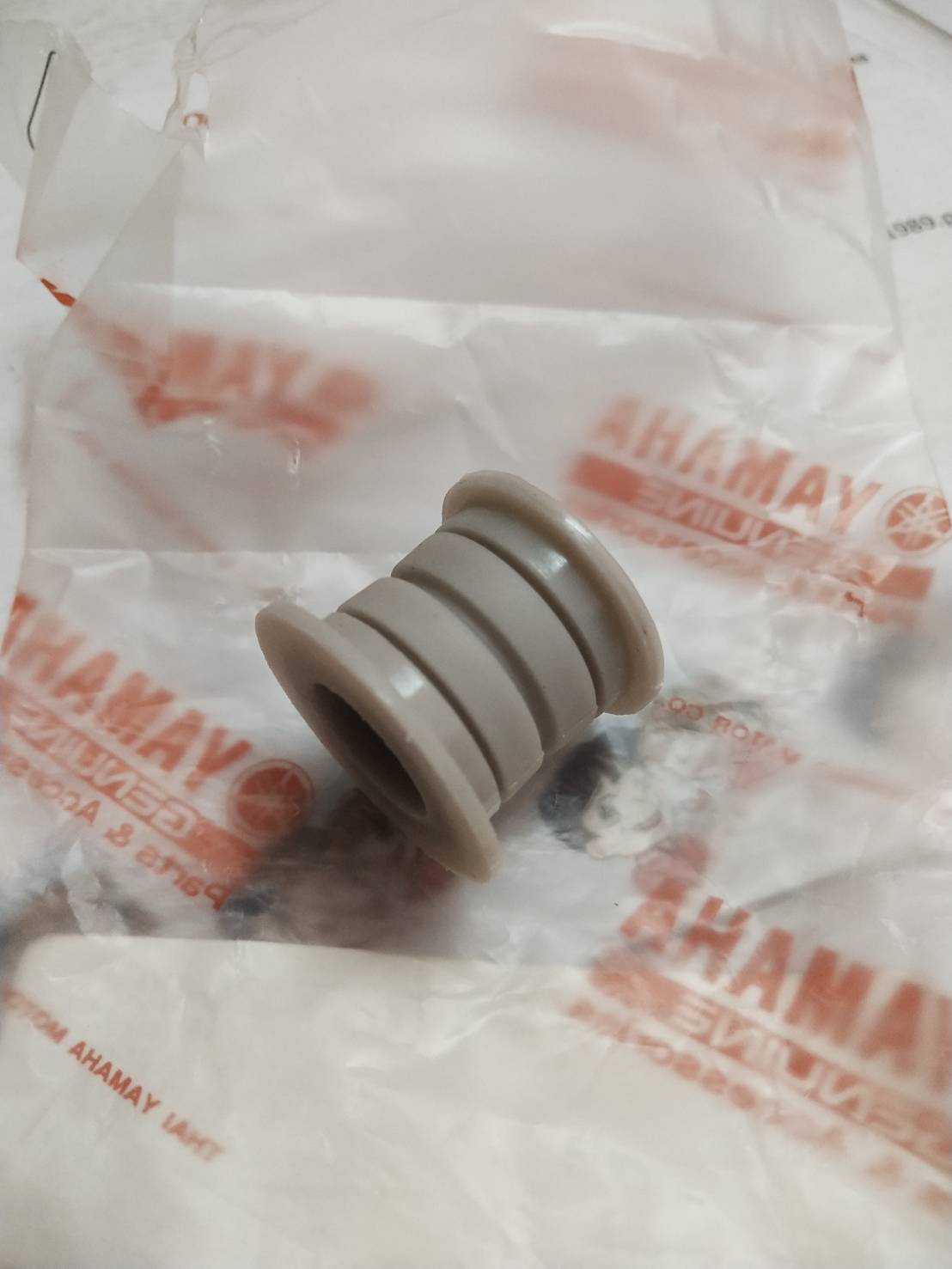 ยางกันกระแทก สำหรับรุ่น SPARK NANO อะไหล่แท้ YAMAHA 50P-F7424-00