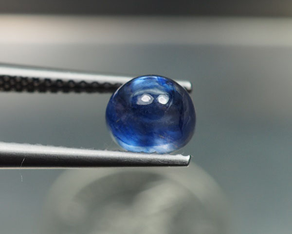 พลอยไพลินหลังเบี้ย (Sapphire) 1.85 กะรัต