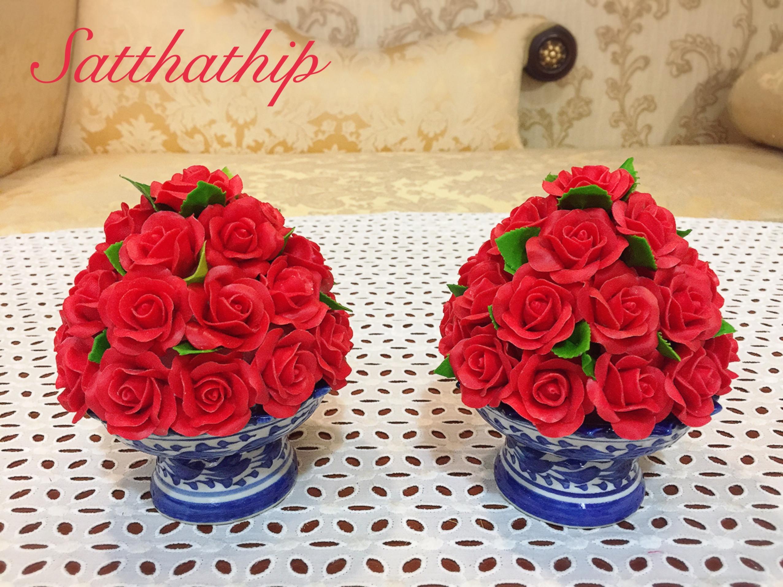 พานพุ่มดอกกุหลาบ ประดิษฐ์จากดิน [4.5 นิ้ว 1,000 บาท/คู่]