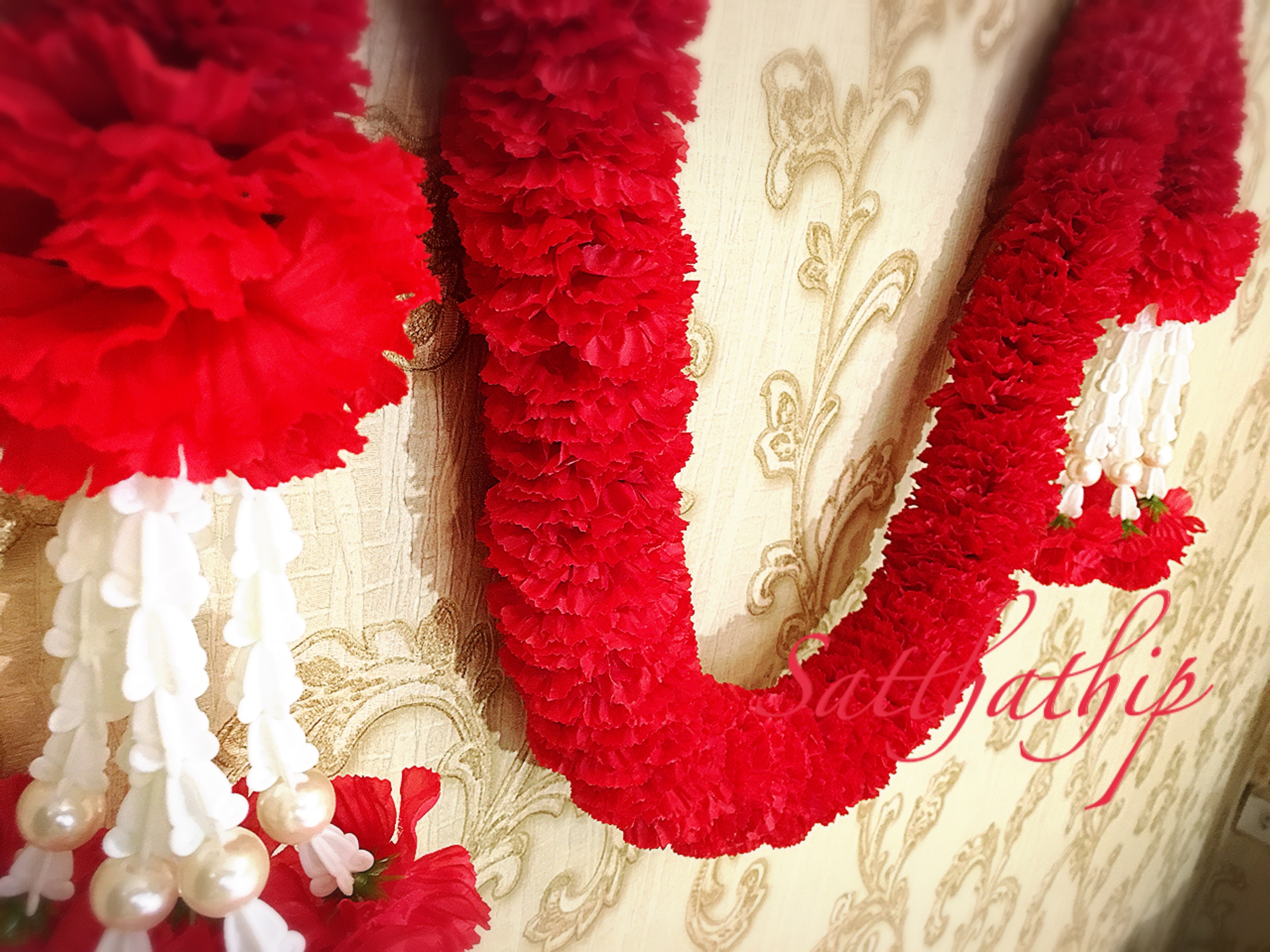 พวงมาลัยผ้าสองชาย [แบบตัดก้านดอกร้อยแน่น 400 บาท/เมตร]