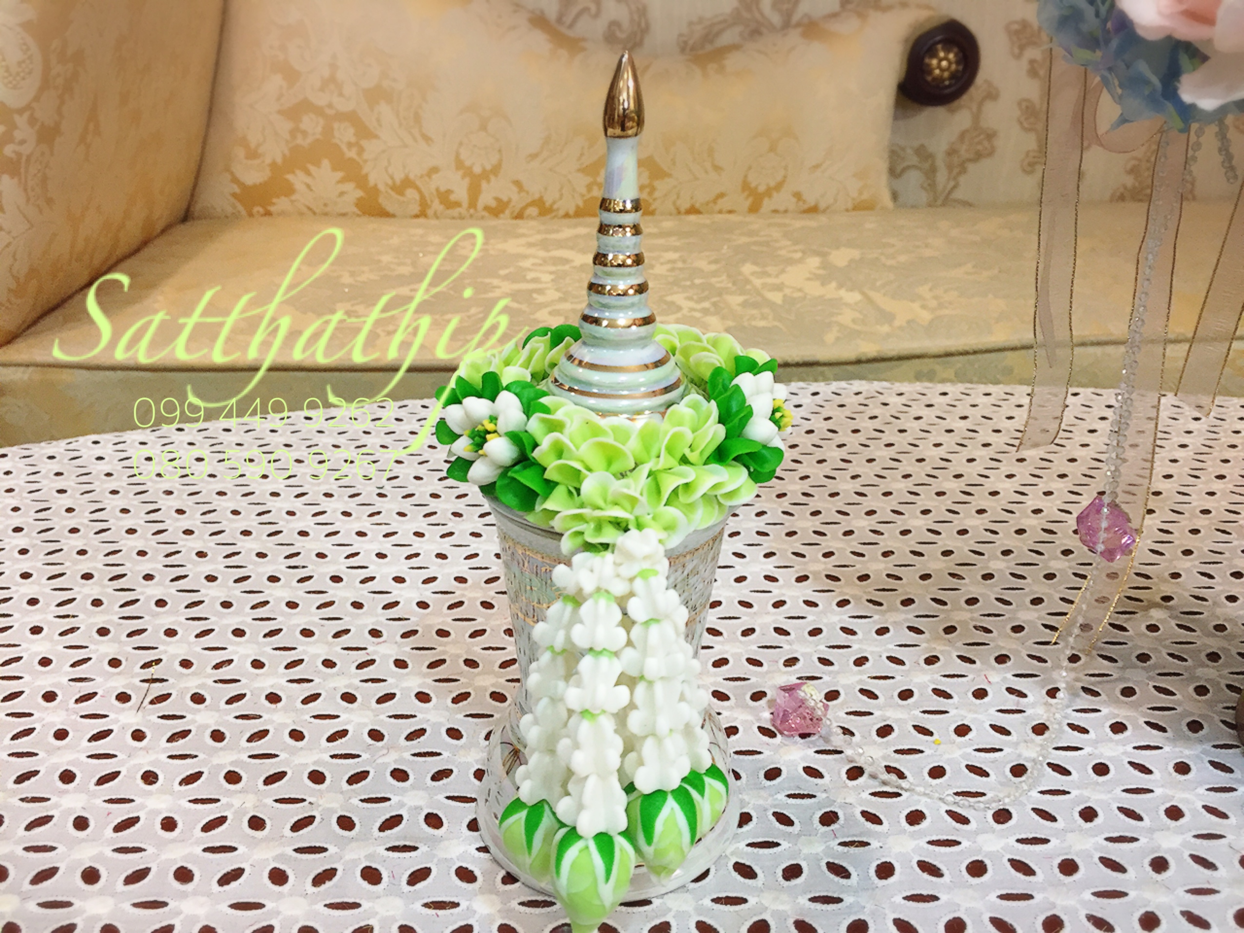 โกศอัฐิเซรามิก เคลือบมุก พร้อมพวงมาลัย ประดิษฐ์จากดิน