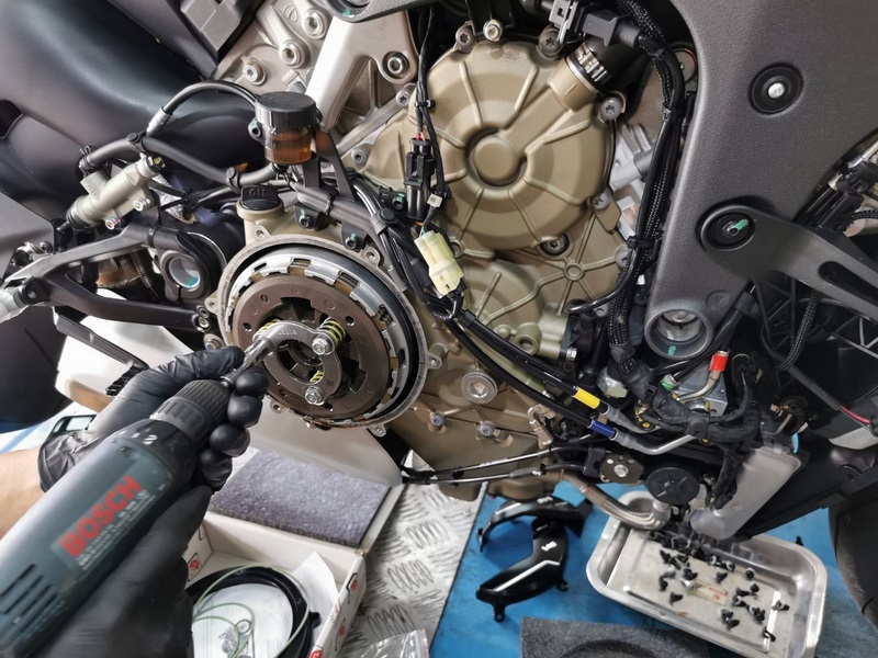 ครอบคลัทช์ Ducabike (Cluth Cover Window) สำหรับ V4 2025+