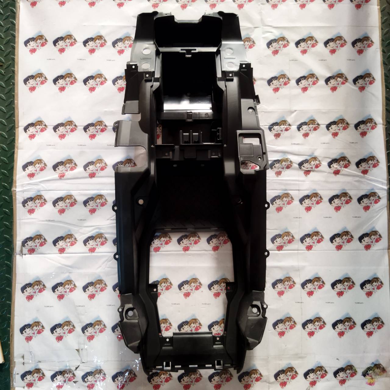 พื้นที่ใต้เบาะนั่ง รถทุกสี สำหรับรุ่น ZOOMER-X ปี2012-2014 อะไหล่แท้ HONDA 80107-K20-900ZB
