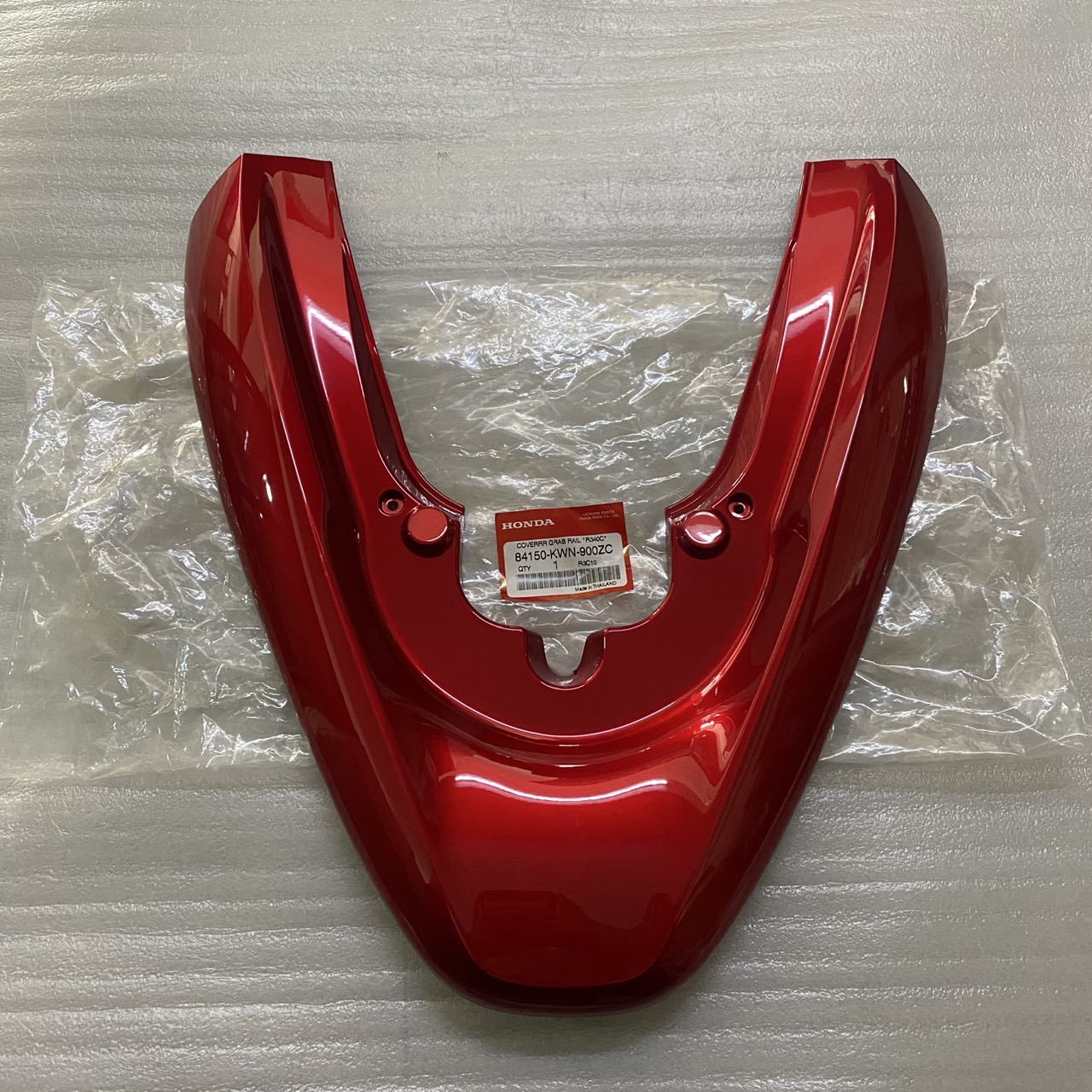 84150-KWN-900ZC ฝาครอบเหล็กท้ายเบาะรถสีแดง PCX125 2009 อะไหล่แท้ HONDA