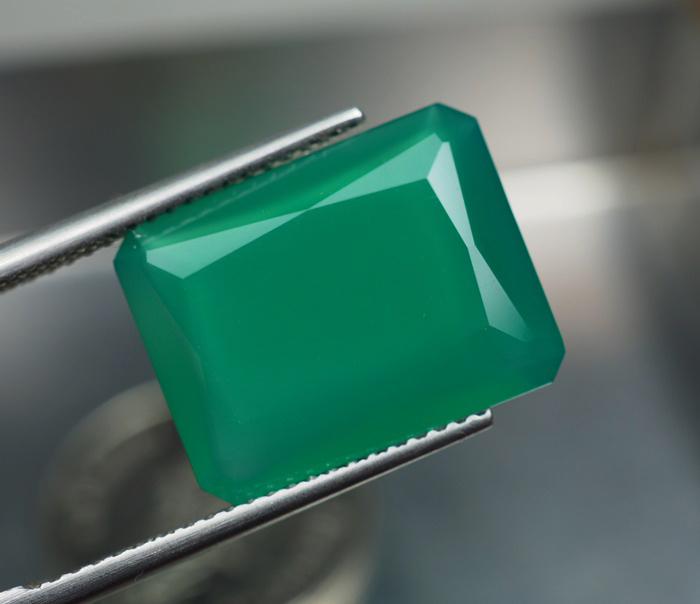คาลซิโดนีสีเขียว (Green Chalcedony) 7.10 กะรัตเจียร 2 ด้าน