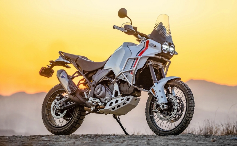 ท่อคู่ termignoni สำหรับ DesertX 2022+ ducati performance ท่อไทเทเนียมปากคาร์บอน (For Exhibition only)น เฉพาะปลาย