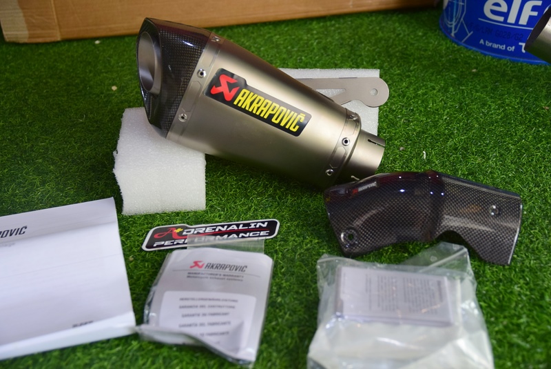 ท่อ Akrapovic Shortyสำหรับ BMW S1000R Naked 2014+ (For Exhibition only)