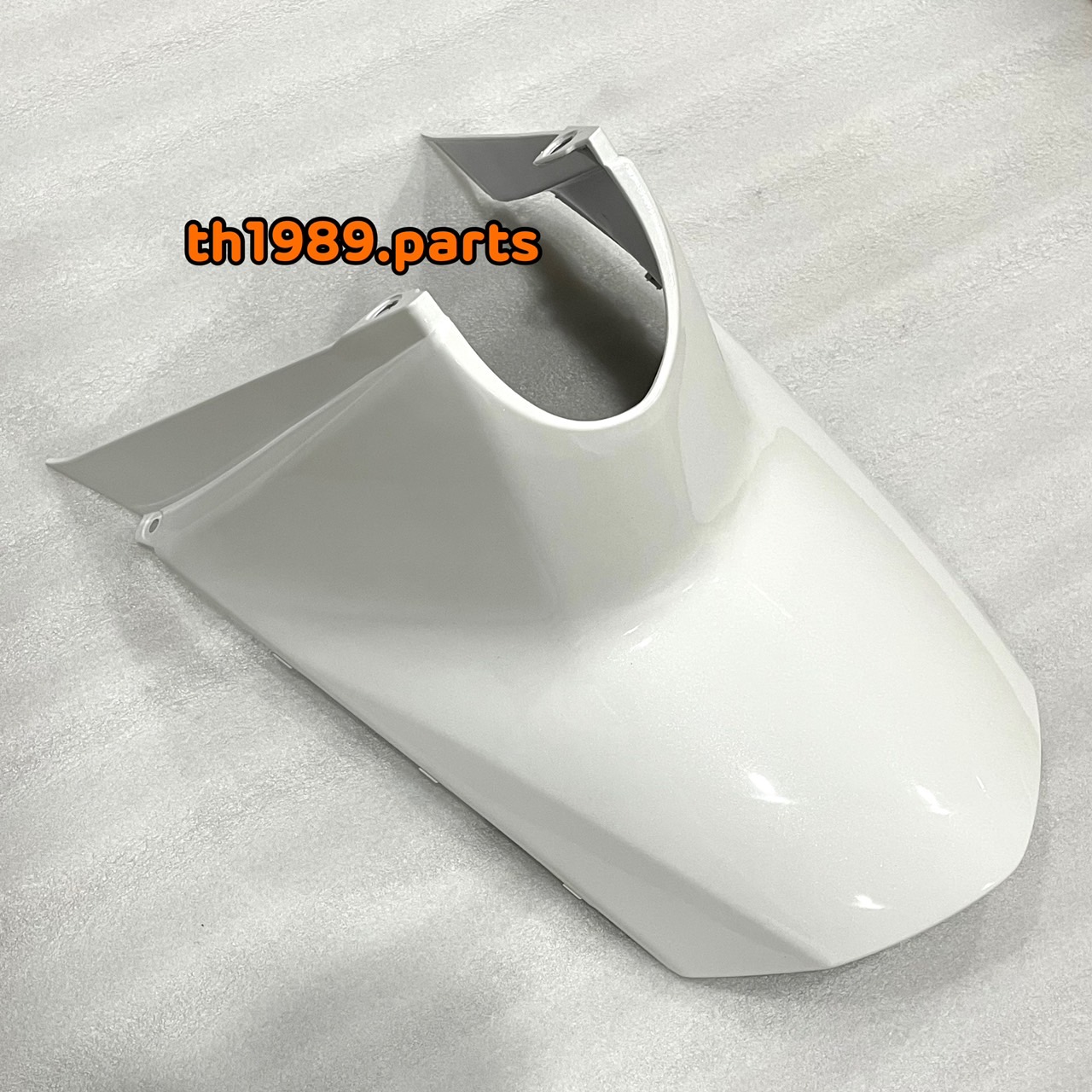 ฝาครอบใต้เบาะสีขาวฟีโน่หัวฉีด สำหรับรุ่น FINO FI อะไหล่แท้ YAMAHA 1YC-F172W-00-P0