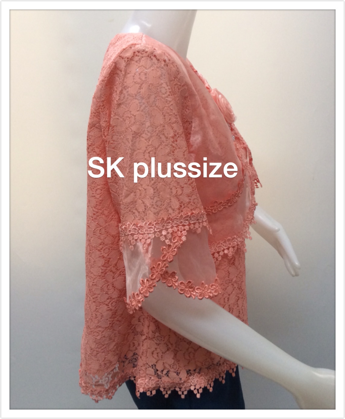 เสื้อลูกไม้ สีส้ม แต่งผ้าแก้วคล้ายเสื้อคลุม รอบอก 36 นิ้ว