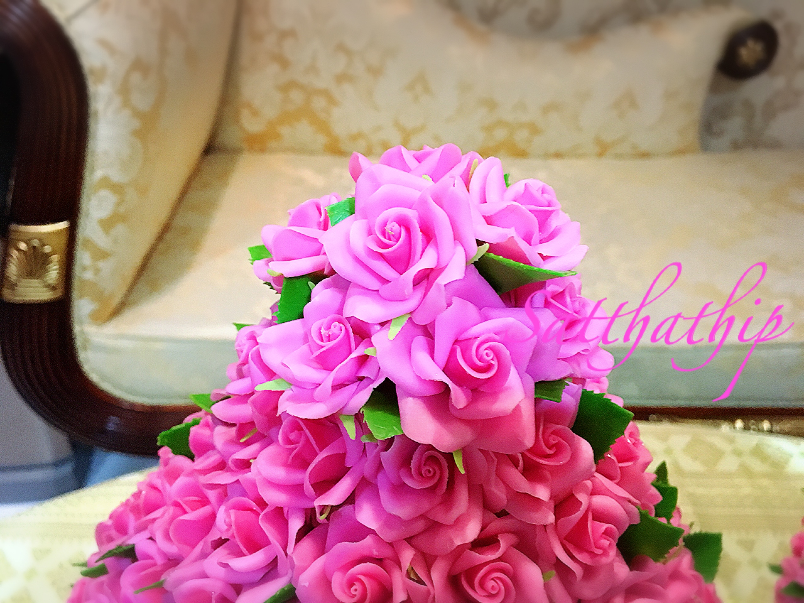 พานพุ่มดอกกุหลาบ ประดิษฐ์จากดิน [11 นิ้ว 12,600 บาท/คู่]