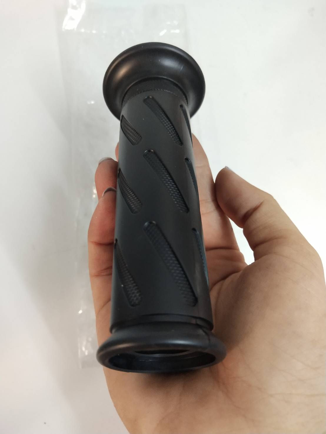 ปลอกแฮนด์ข้างซ้าย สำหรับรุ่นGD110 HU L4 อะไหล่แท้ SUZUKI 57211-45FB0-000