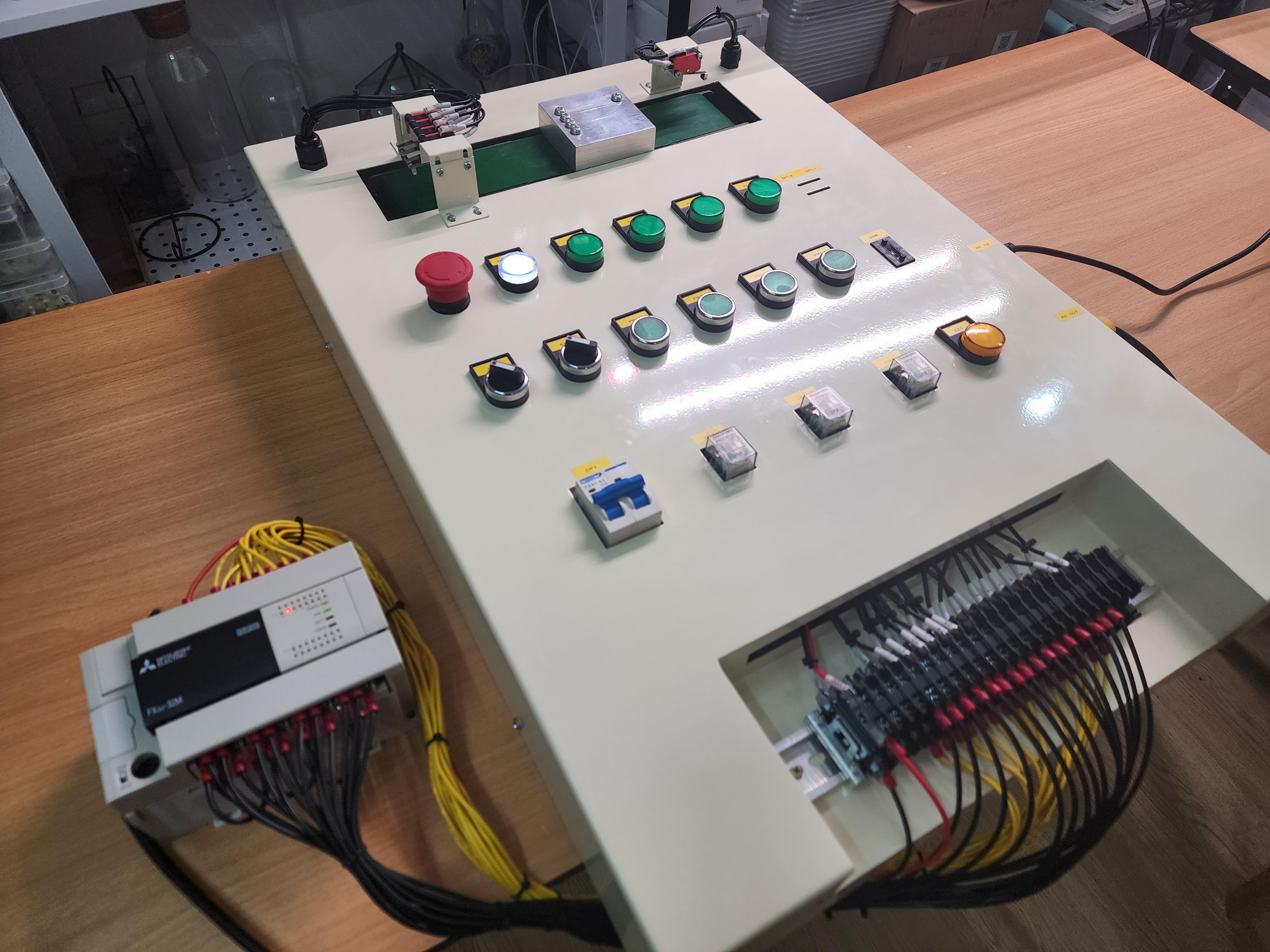 ชุดฝึกอบรม PLC พร้อม ชุด Conveyor สำหรับการจำลองการทำงานเครื่องจักร