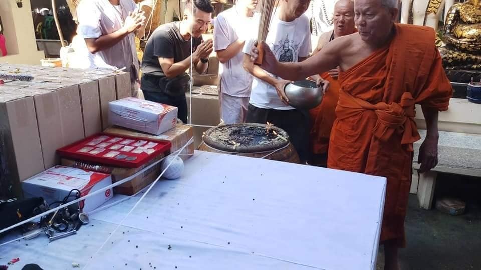 เหรียญองค์พ่อ พระวิษณุกรรม ช่างกลสยาม รุ่นสร้างศาลาที่ประทับ ณ.วัดโกมุทพุทธรังษี เนื้อทองเหลือง ปี 2562