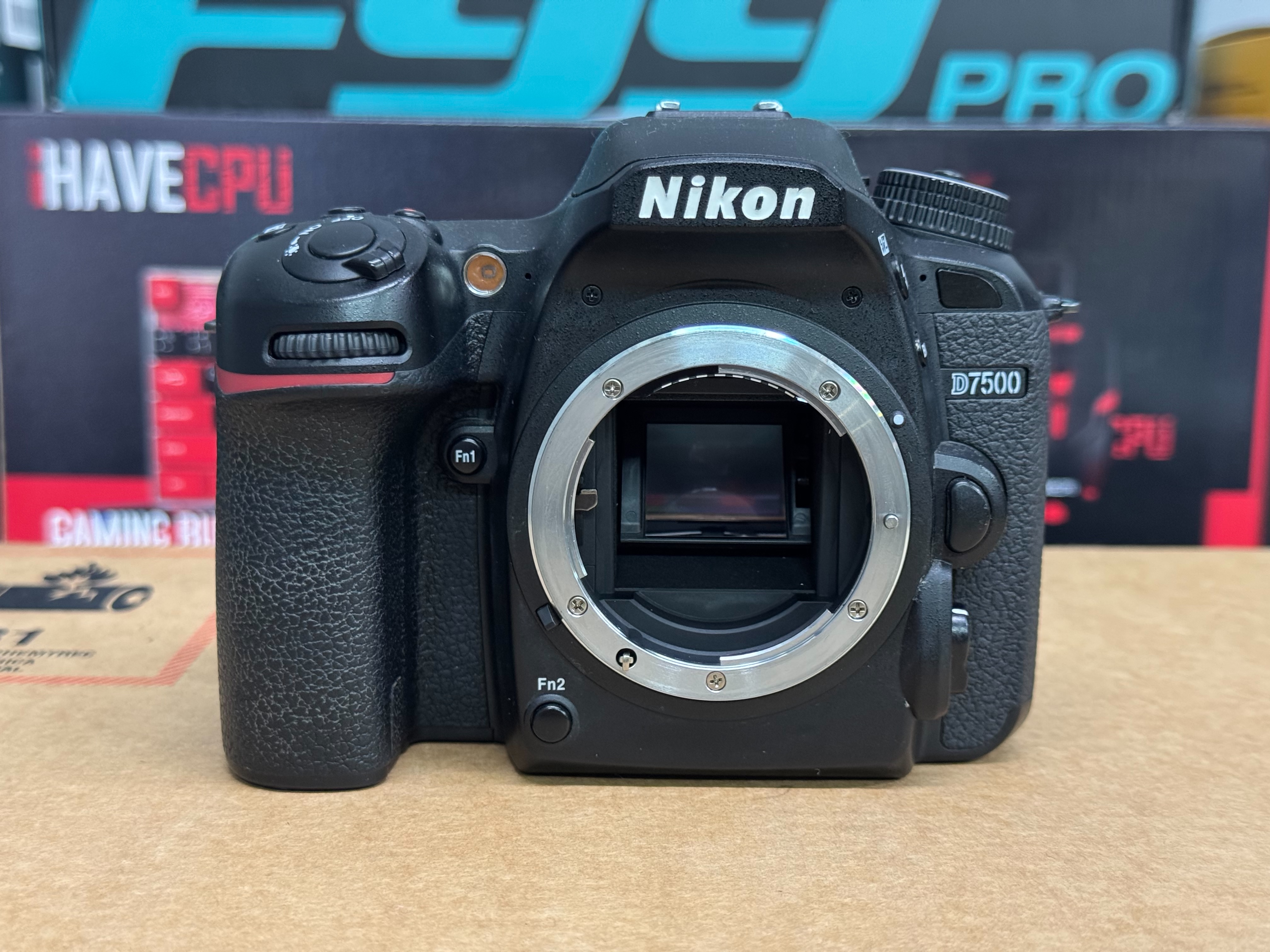 Nikon D7500、TAMRON ズーム 16-300mm その他付属あり NIKON D7500 + Tamron 16-300 mm. F3.5-6.3 Di IIVC PZD Macro Mount