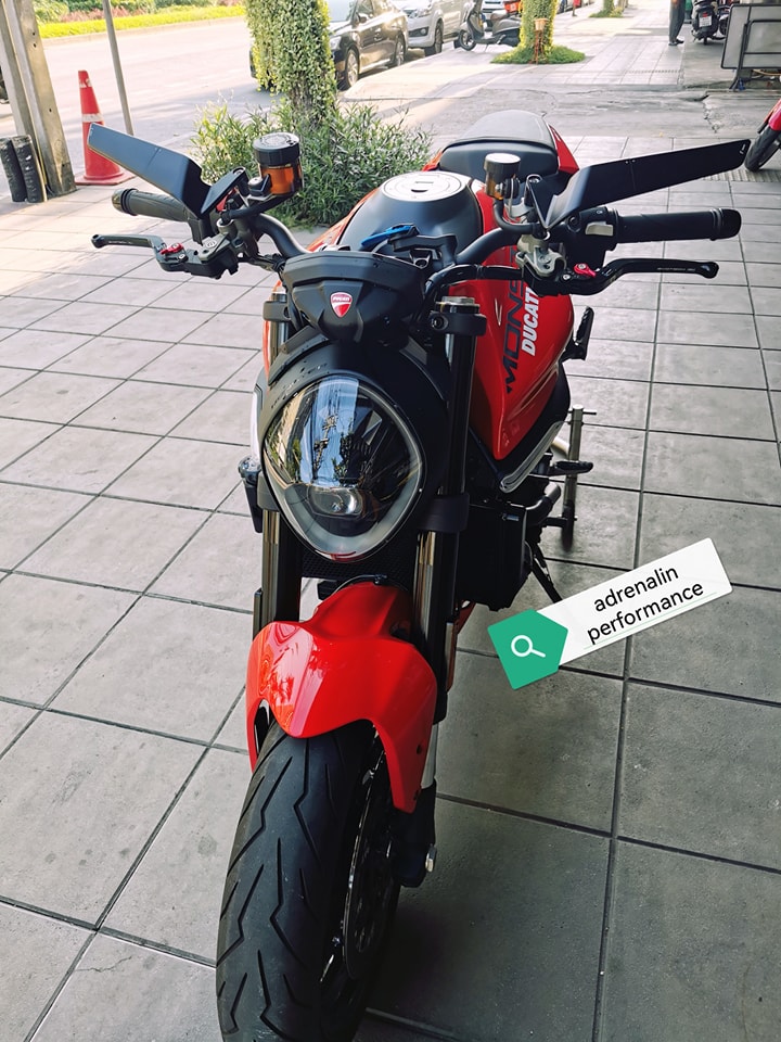 กระจกข้าง Rizoma รุ่น stealth สำหรับ Monster 937 ทำหน้าที่เป็นเหมือนสปอยเลอร์ สร้างแรงกด downforce