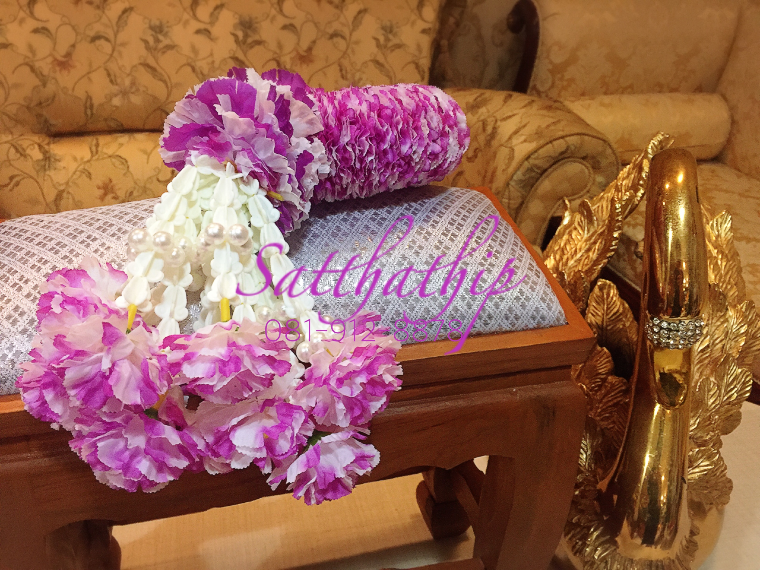 พวงมาลัยผ้า ดอกคาเนชั่น (ร้อยด้วยกลีบ) สีม่วงผสมขาว - พวงมาลัยผ้า - Fabric garland