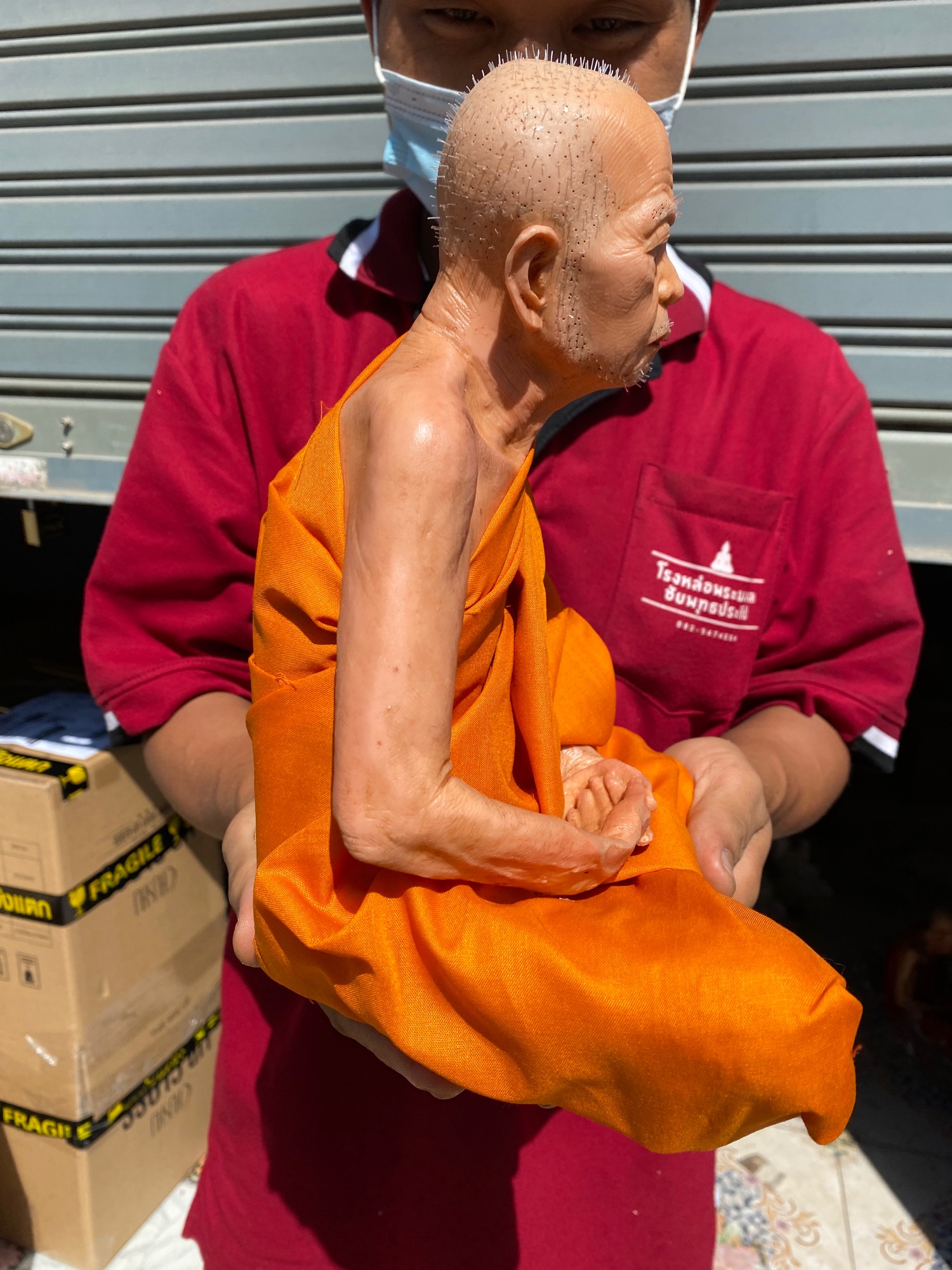 หลวงปู่ทิม กว้าง 9 นิ้ว สูง 10นิ้ว องค์ใส่เกศา เนือไฟเบอร์กลาส