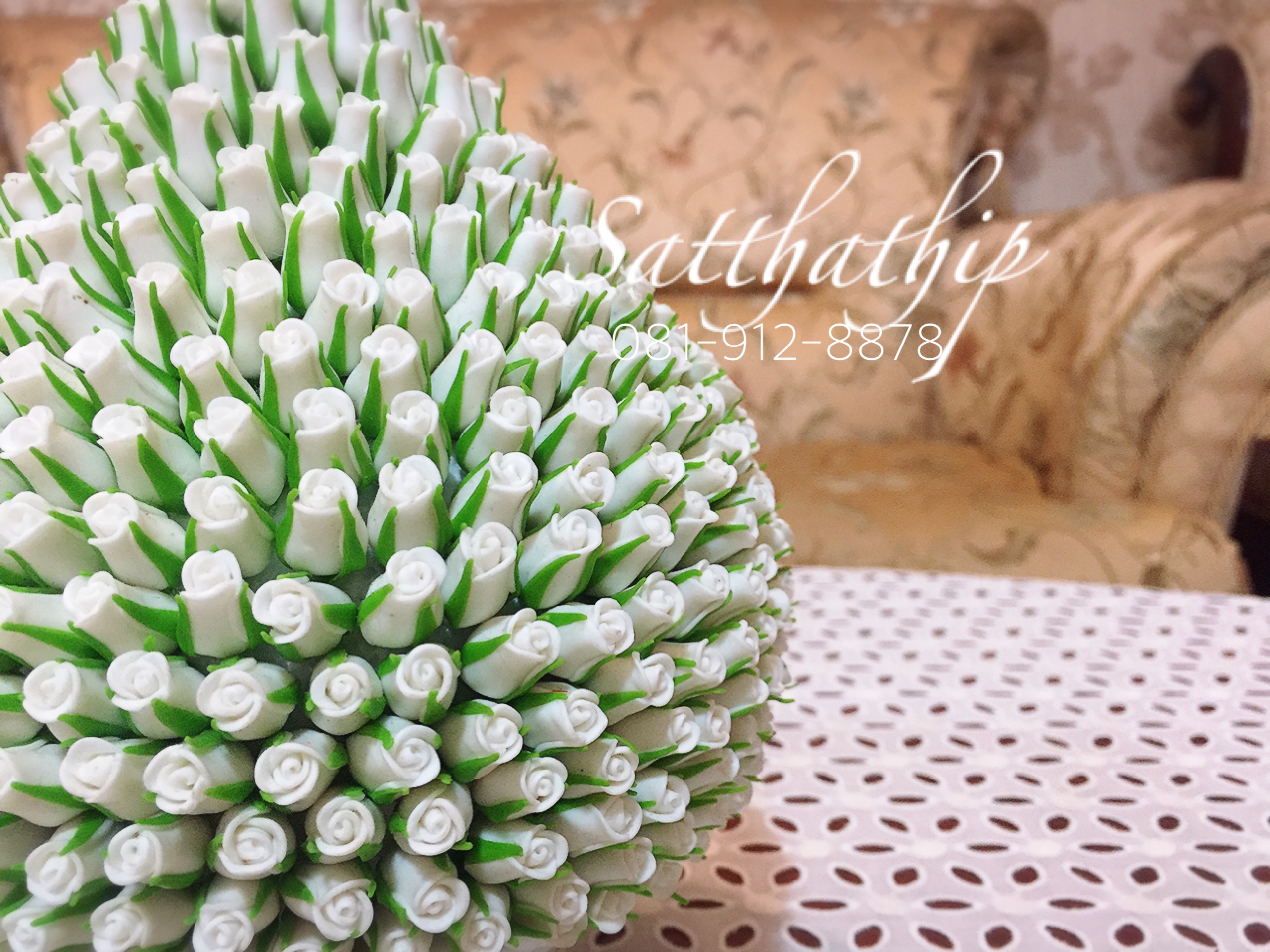 พานพุ่มดอกกุหลาบ - พานพุ่มดอกกุกลาบ สีขาว (ทรงน้ำเต้า) ประดิษฐ์จากดิน - Phan bush
