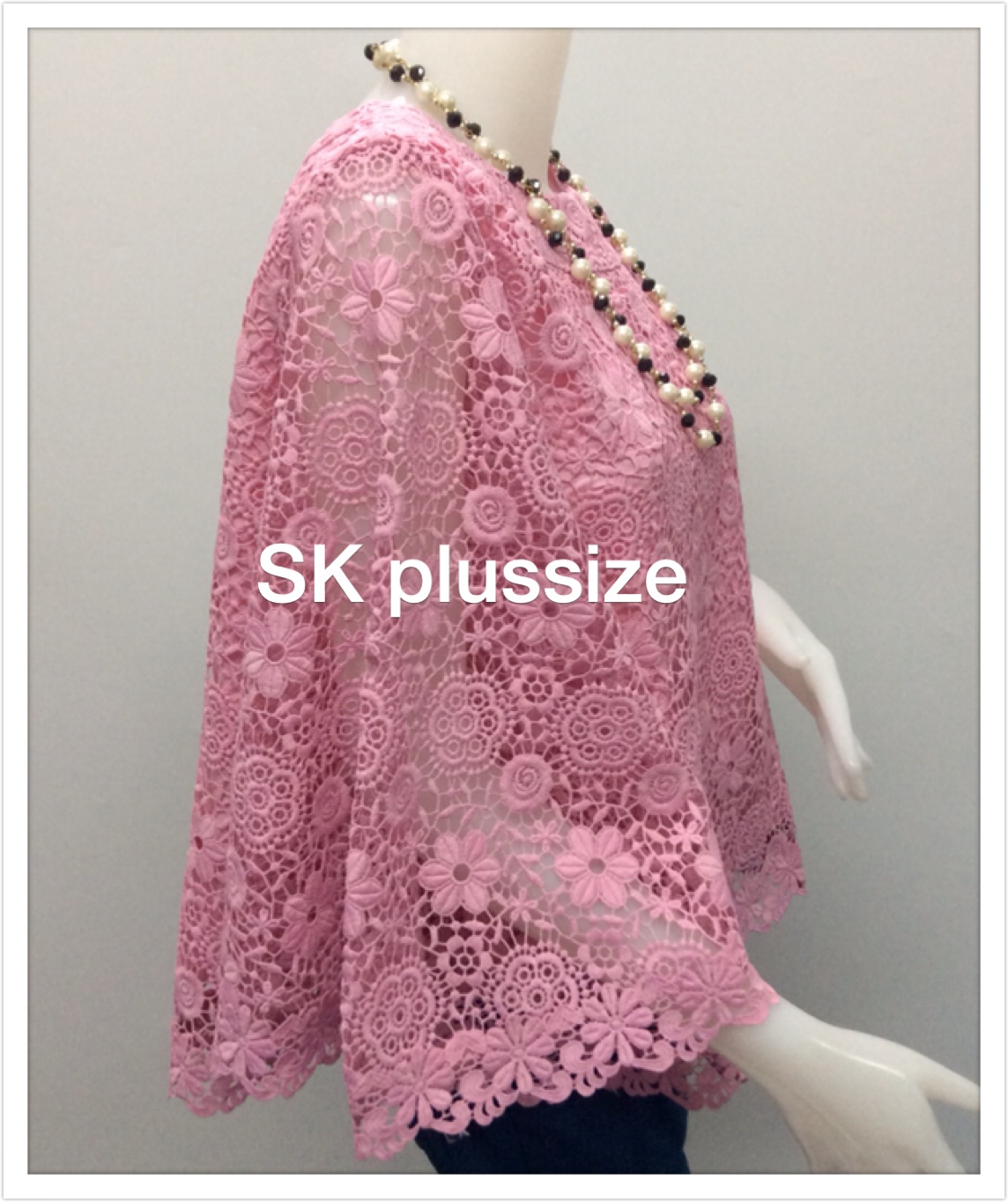 เสื้อลูกไม้ทรงเอ สีชมพู คอปาด แขนบาน รอบอก 38 นิ้ว