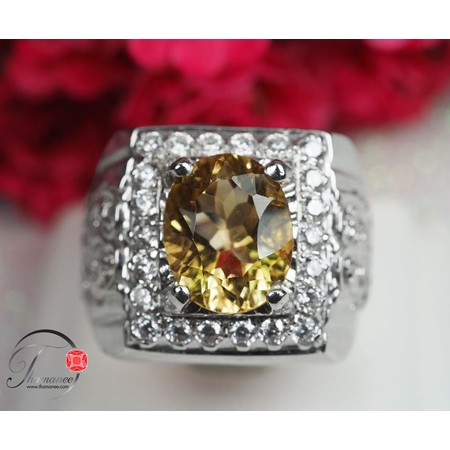 แหวนควอร์ตสีเหลืองทอง 2.95 กะรัตล้อมเพชร