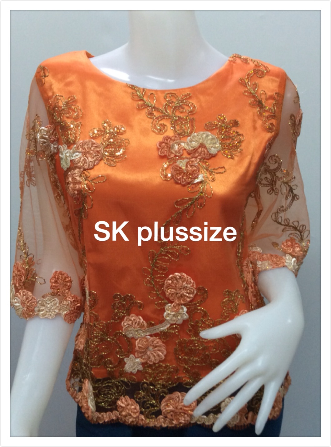 เสื้อลูกไม้บุหงา คอปาด แขน 3 ส่วน สีส้ม รอบอก 36 นิ้ว