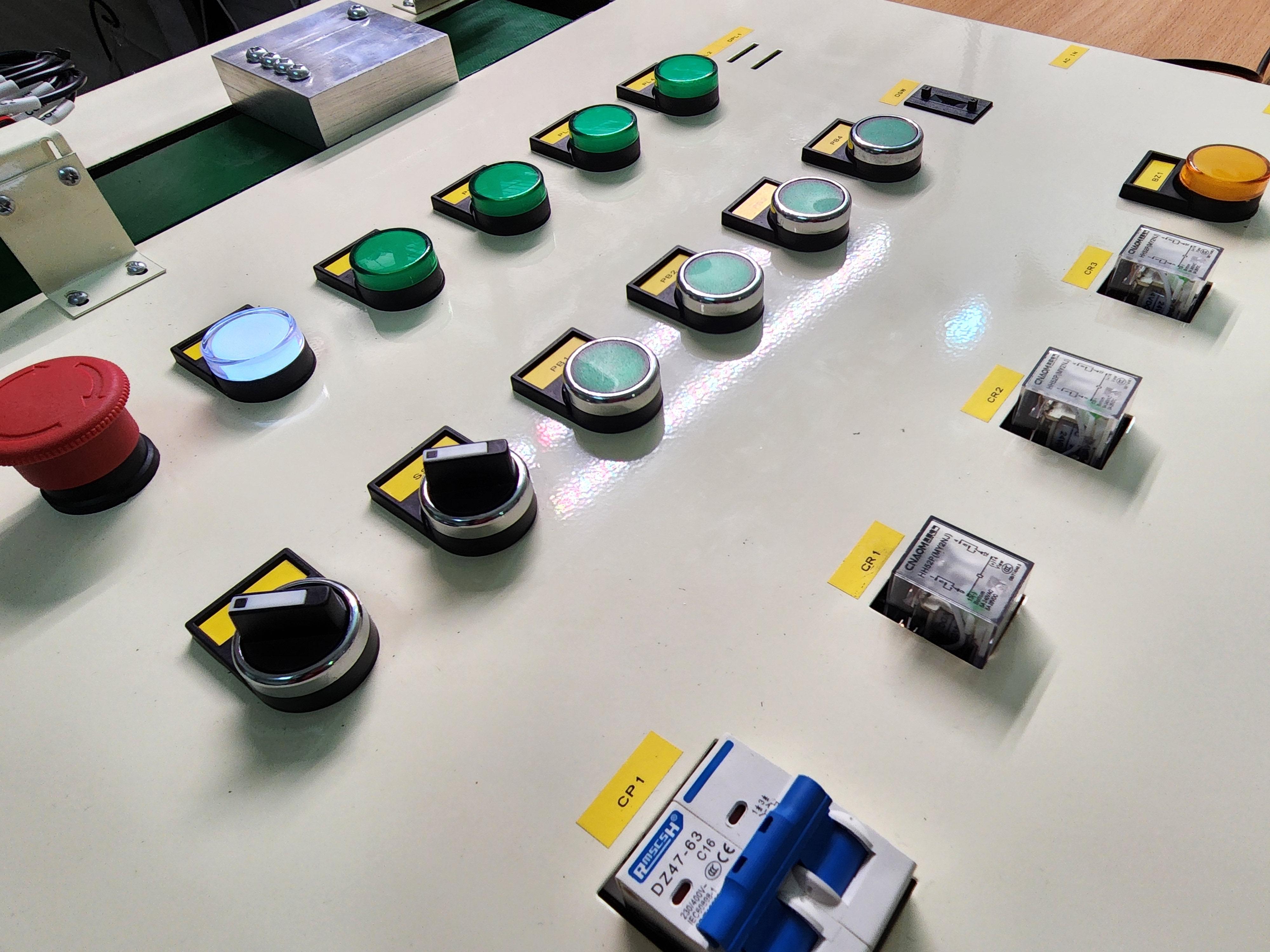 ชุดฝึกอบรม PLC พร้อม ชุด Conveyor สำหรับการจำลองการทำงานเครื่องจักร