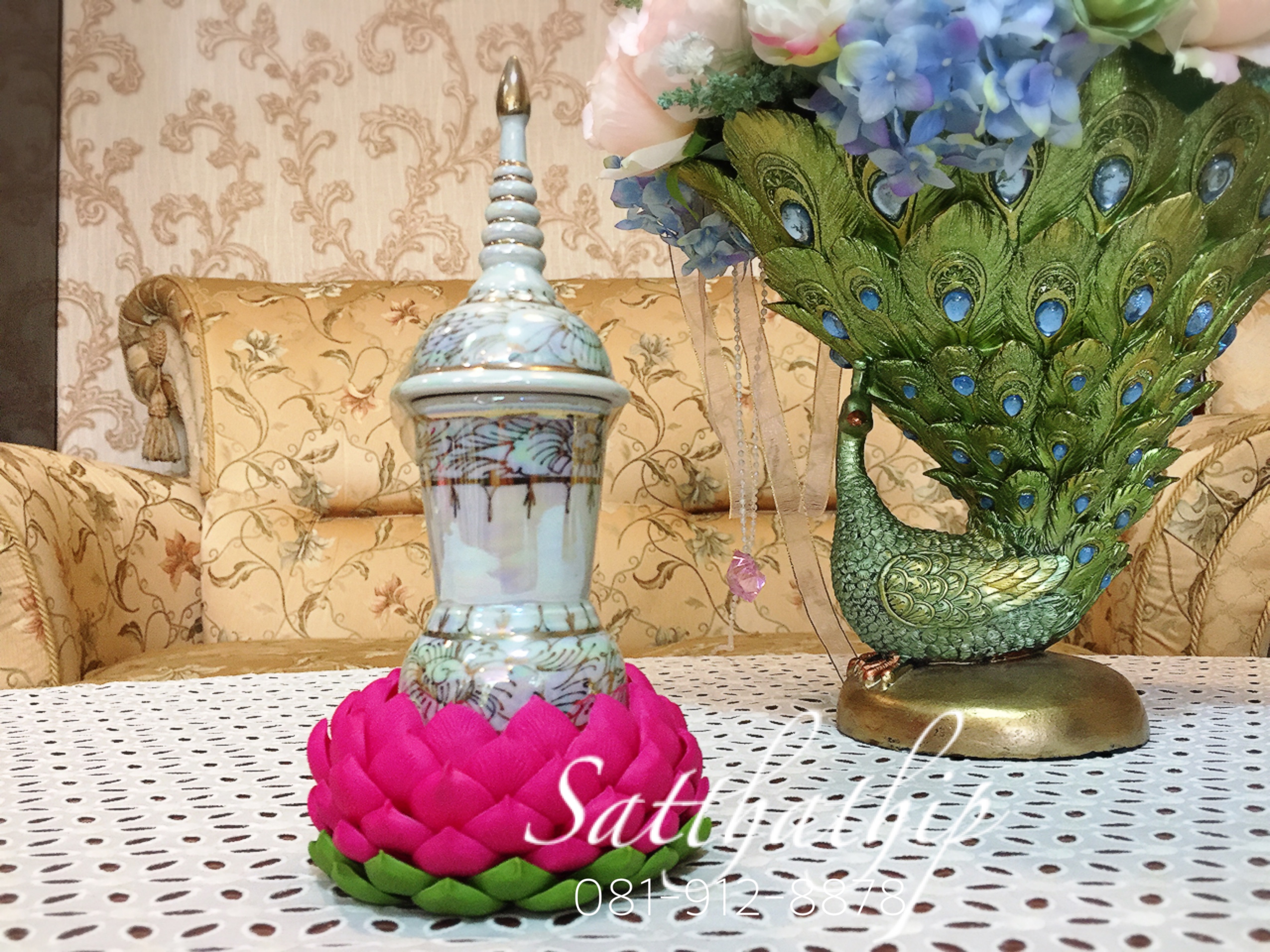 โกศอัฐิเซรามิก เคลือบมุก บนถาดบัว ประดิษฐ์จากดิน