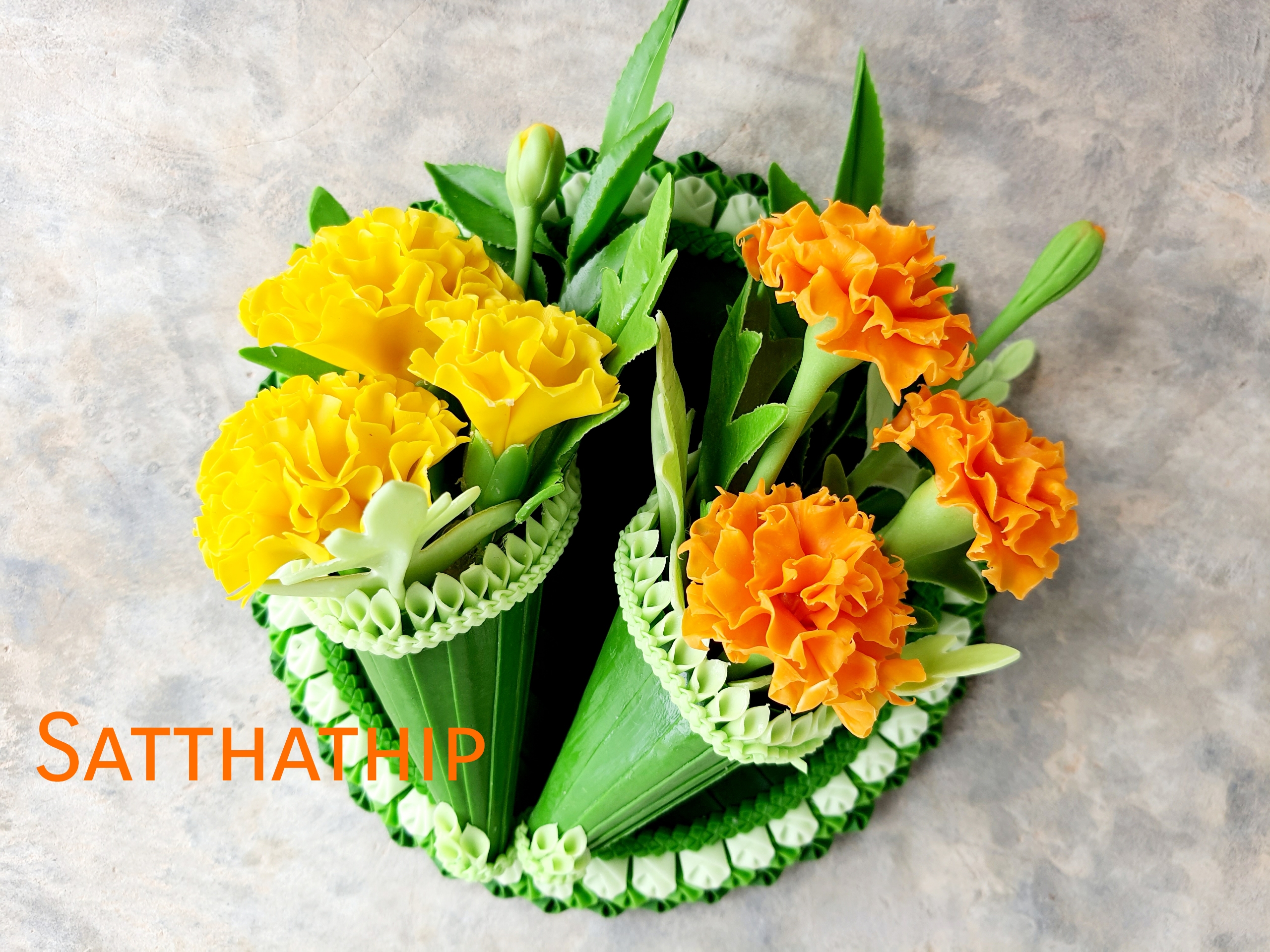 ชุดกรวยดอกดาวเรือง พร้อมถาดใบตอง ประดิษฐ์จากดิน