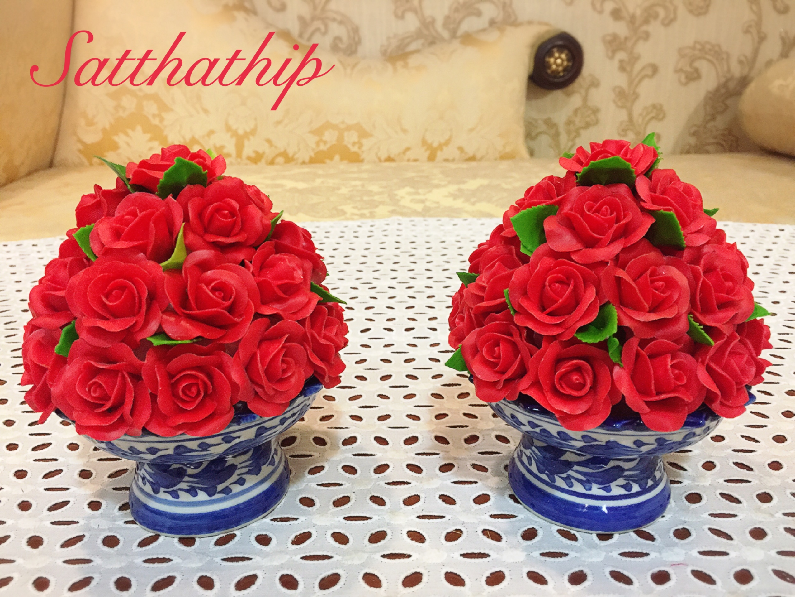 พานพุ่มดอกกุหลาบ ประดิษฐ์จากดิน [4.5 นิ้ว 1,000 บาท/คู่]