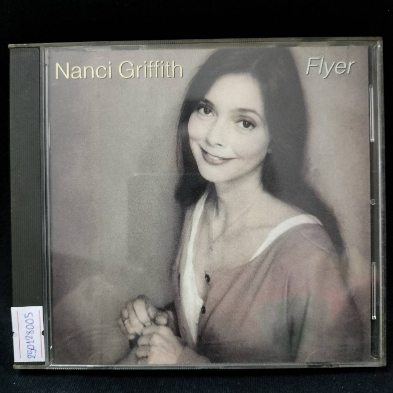 Nanci Griffith – Flyer / USA / ฝากล่องหัก / แผ่นด้านสกรีนมีคราบเหลือง / แผ่นเป็นรอย