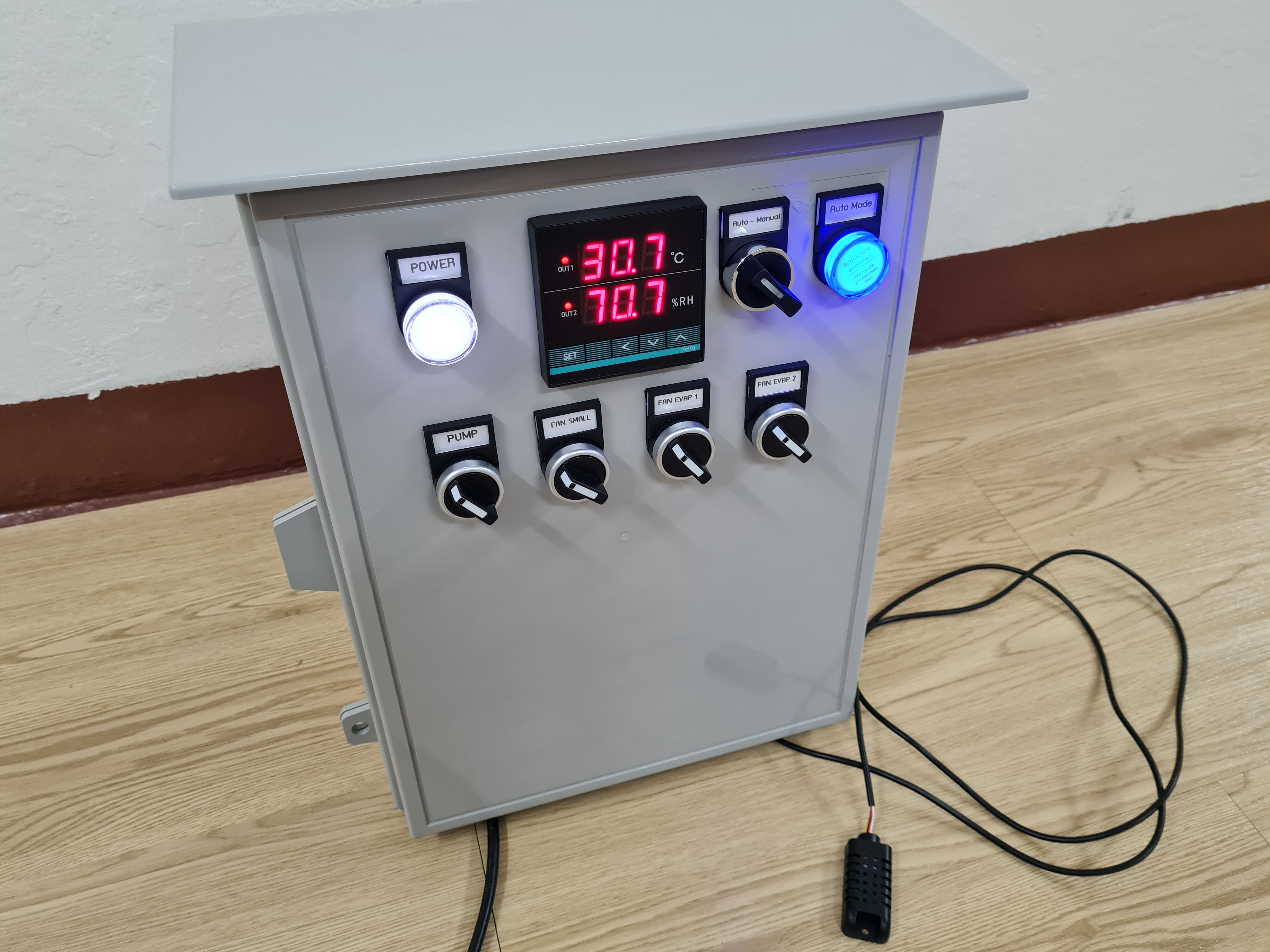 ตู้ควบคุมอุณหภูมิ ความชื้น เปิดปิดปั๊ม โดยใช้โมดูล TH70