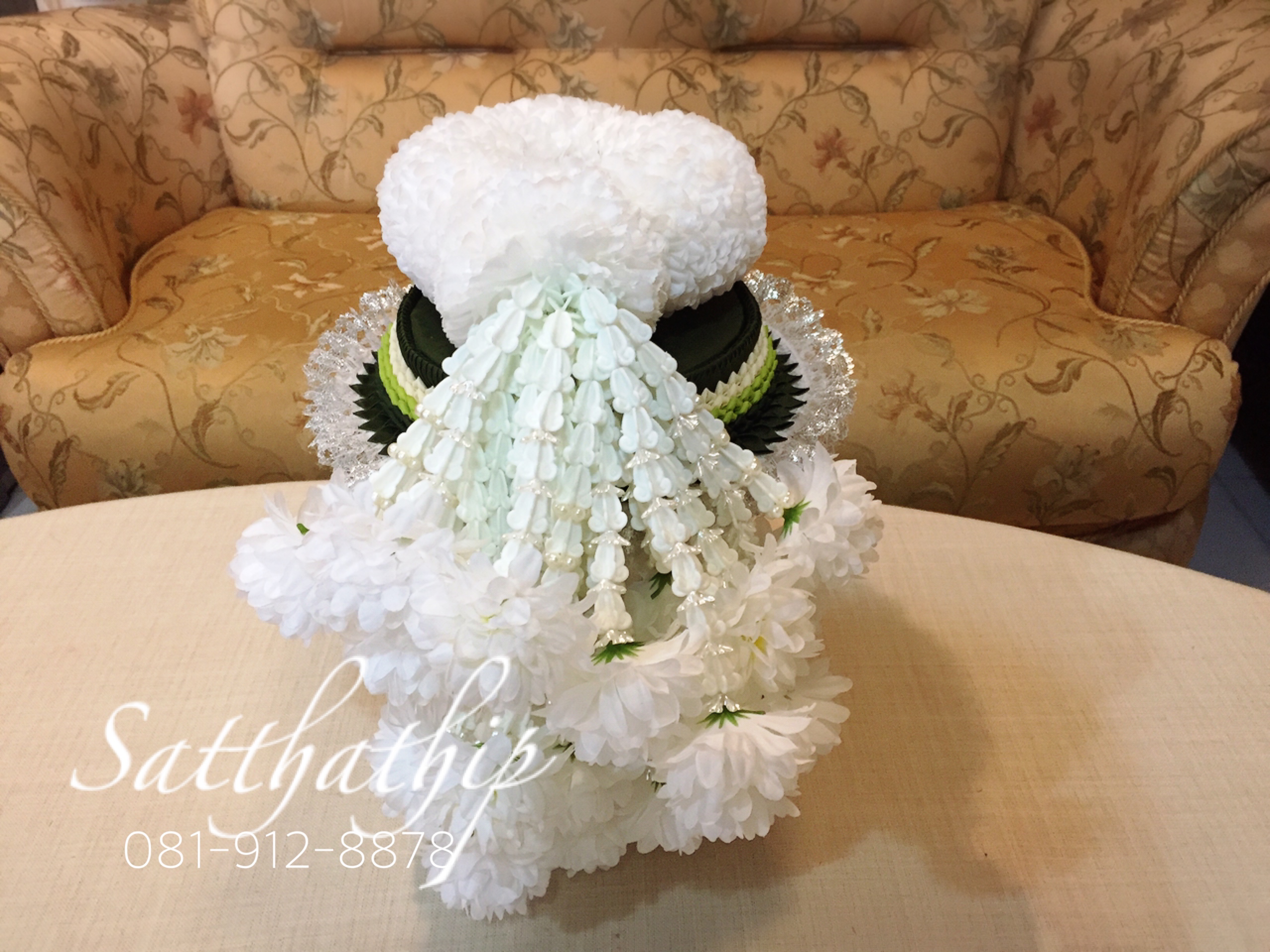 พวงมาลัยผ้า ดอกคาเนชั่น (ร้อยด้วยกลีบ) สีขาว - พวงมาลัยผ้า - Fabric garland