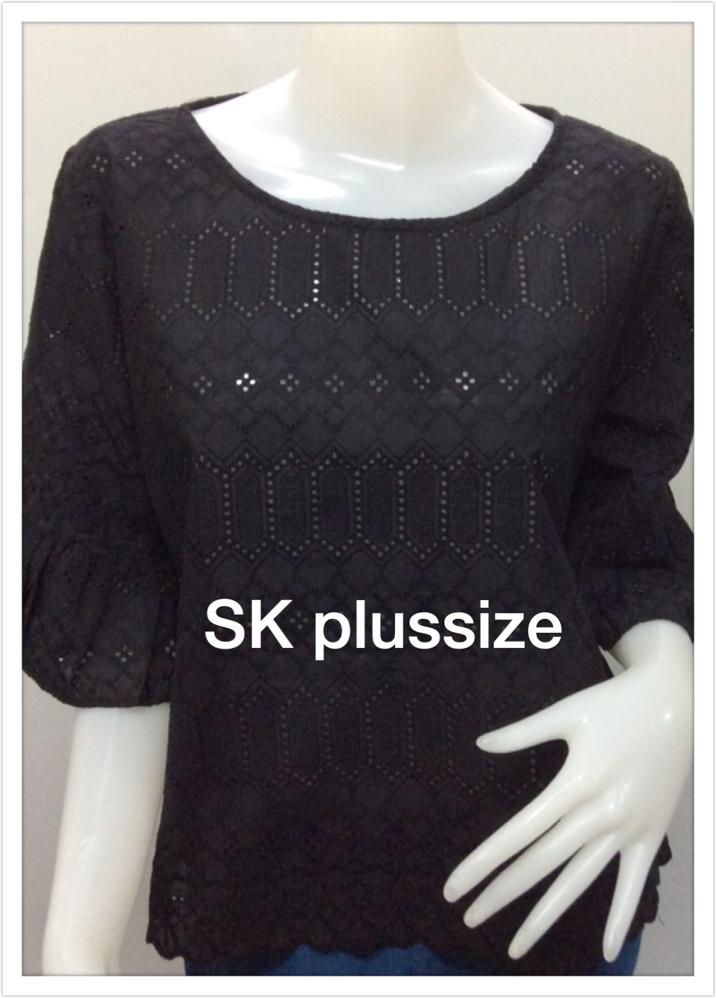 เสื้อคอตตอนฉลุ สีดำ คอปาด แขนต่อระบาย รอบอก 46 นิ้ว