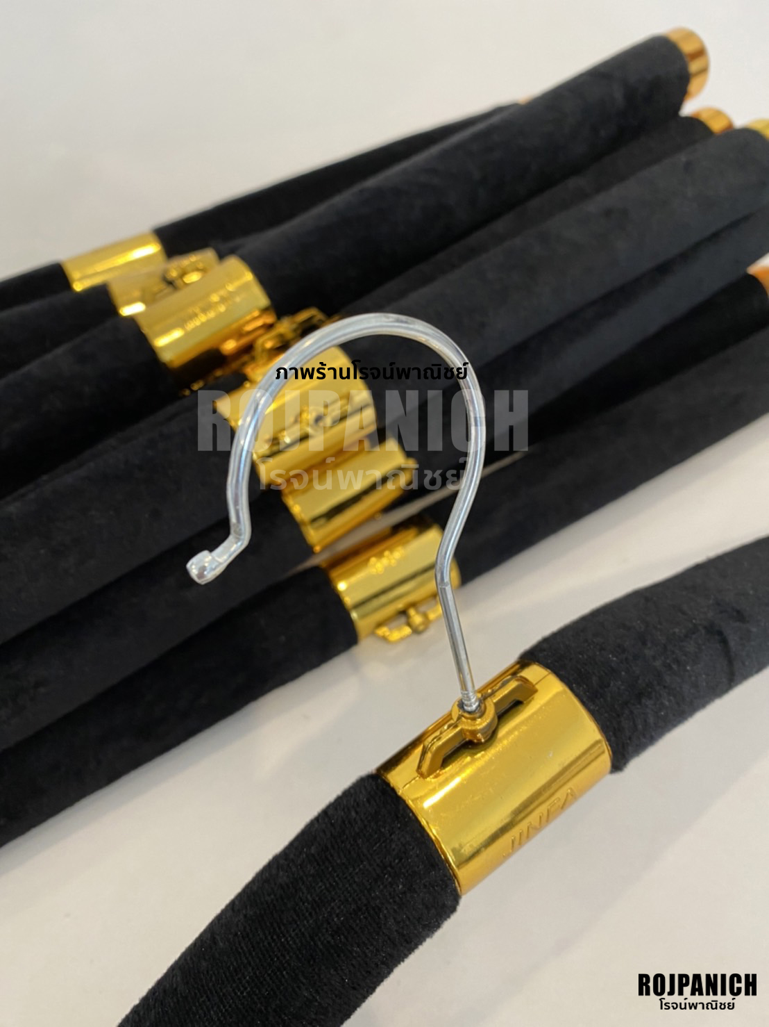 ไม้แขวนกำมะหยี่จุกทอง