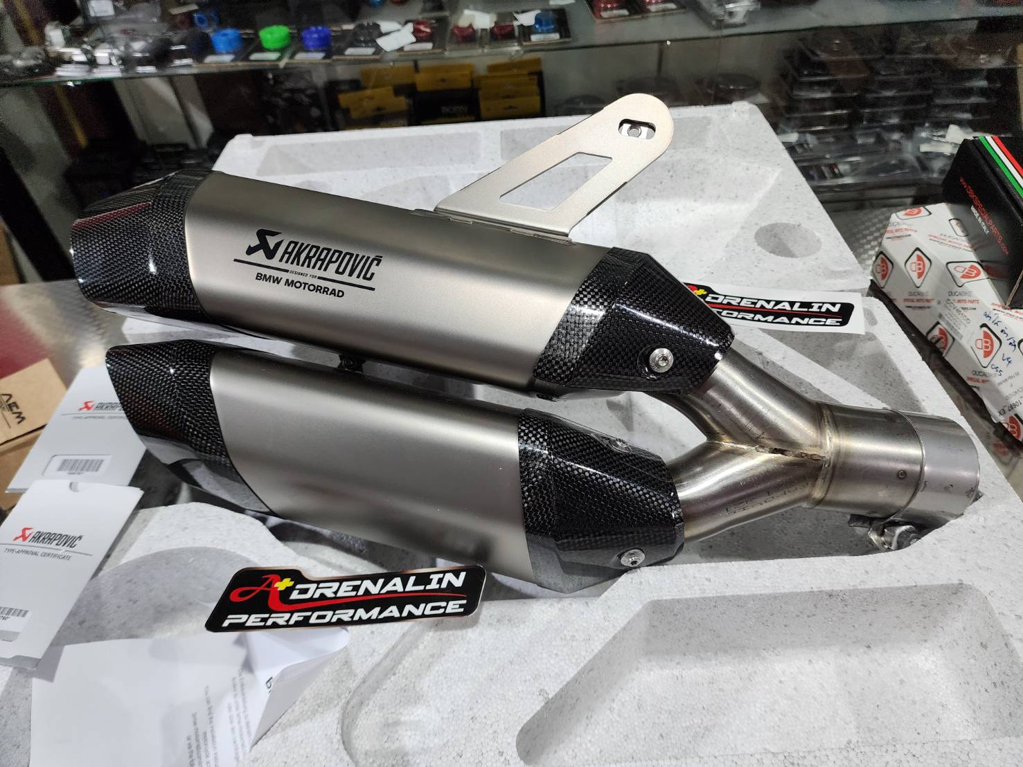 ท่อ Akrapovic Twin HP สลิปออน สำหรับ R1300 GS 2024+ สีไทเทเนียม (For Exhibition only)