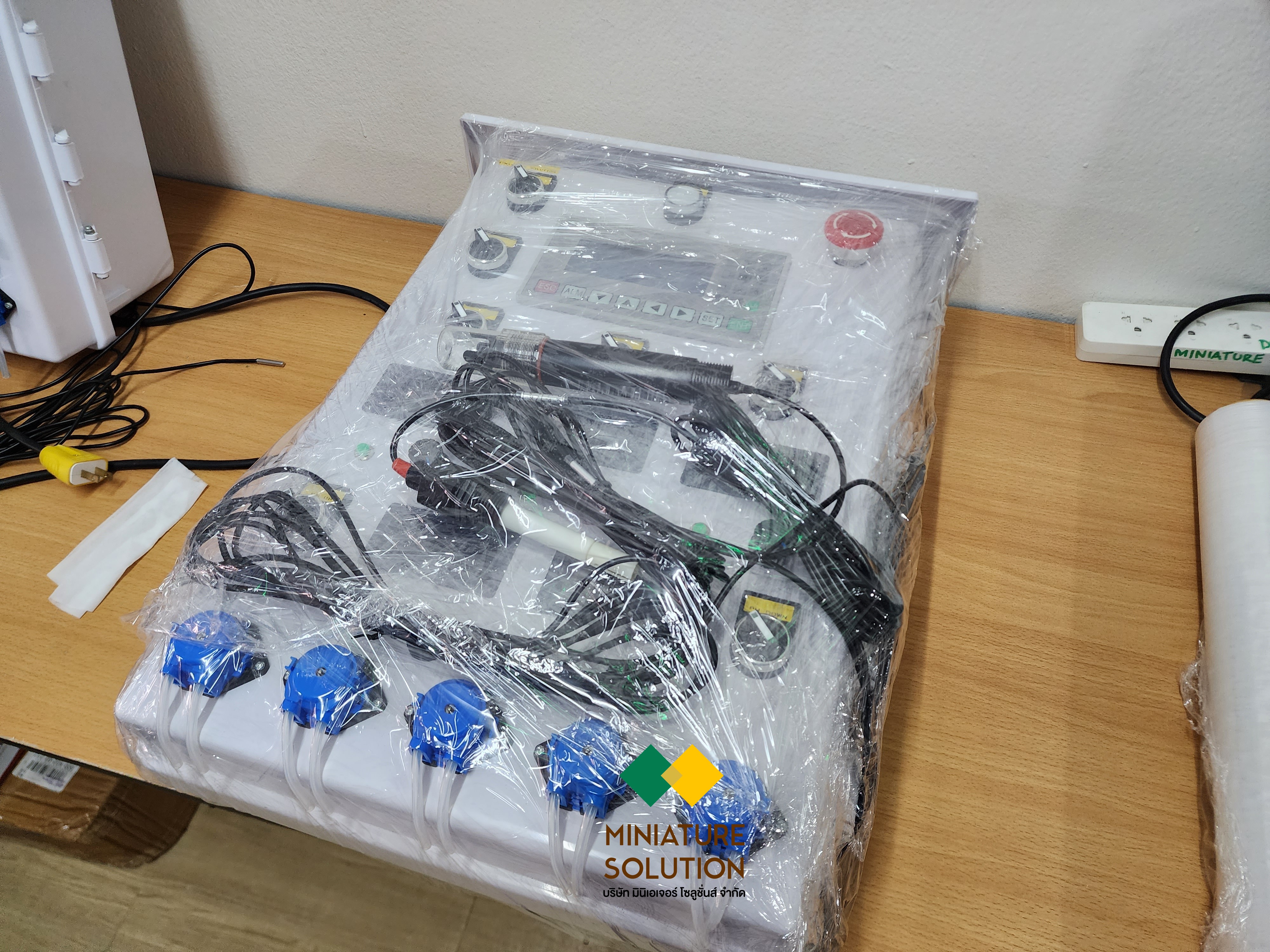 ตู้ระบบควบคุมปุ๋ยปรับค่าสารอาหาร EC ค่าเป็นกรดด่าง PH อัตโนมัติ โดยใช้ PLC Control