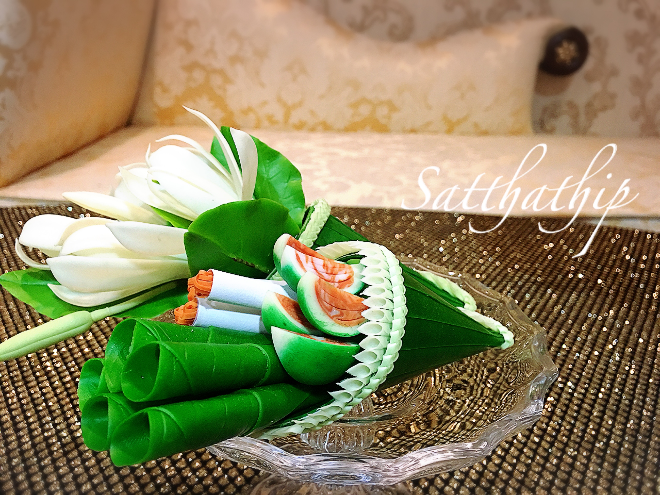 ชุดกรวยเชี่ยนหมากพลู บุหรี่ และดอกไม้ ประดิษฐ์จากดิน บนพานแก้ว - Betel