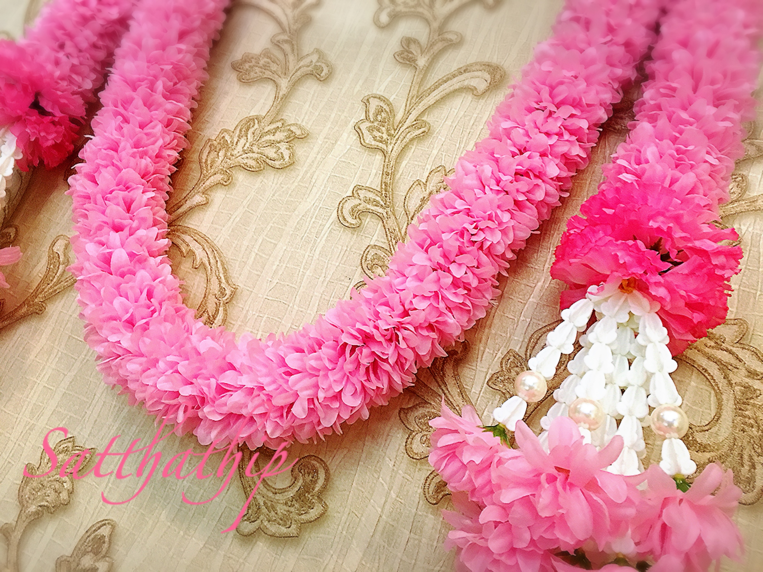 พวงมาลัยผ้าสองชาย [แบบตัดก้านดอก ร้อยแน่น 450 บาท/เมตร]