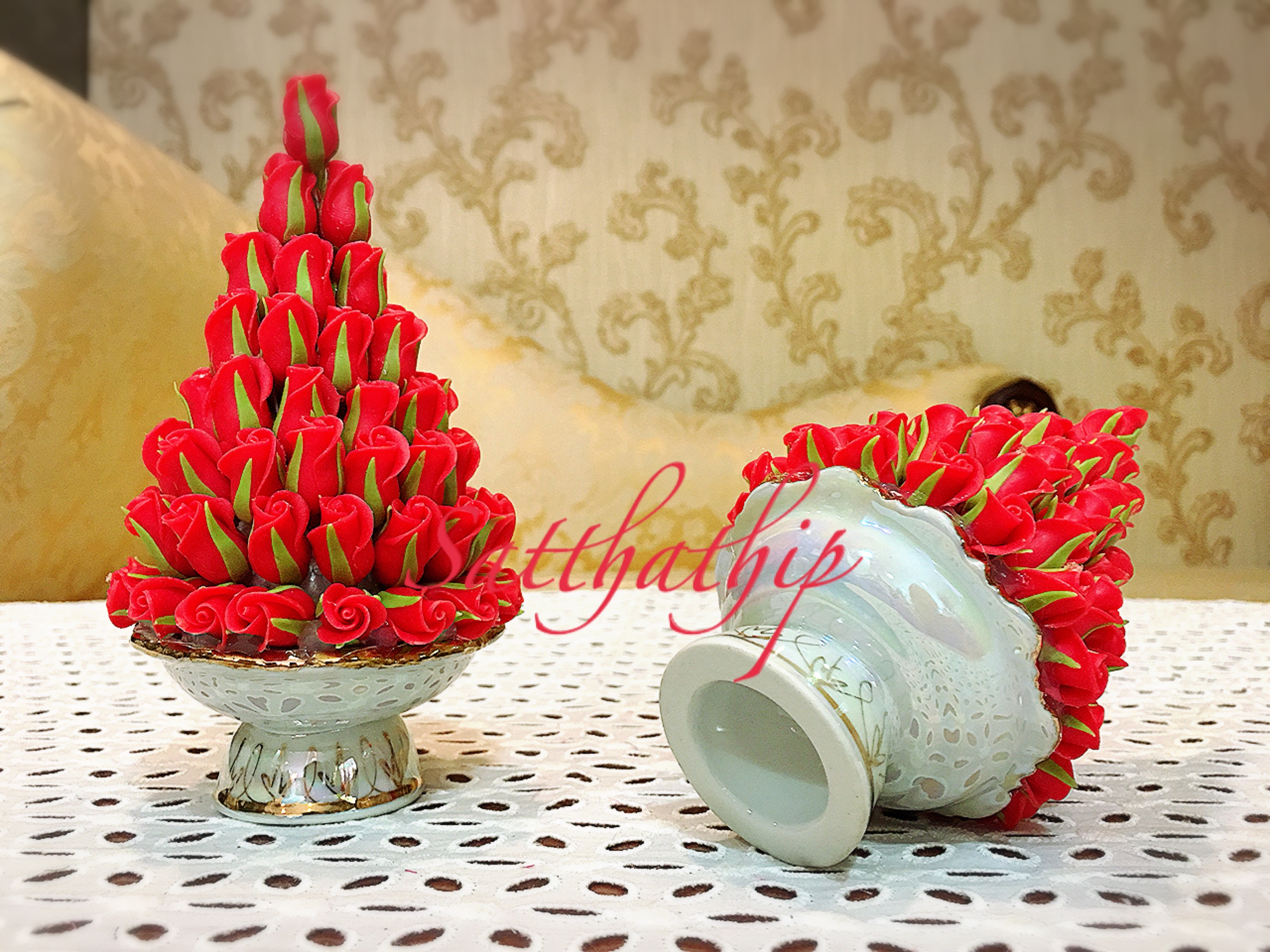 พานพุ่มดอกกุหลาบ ประดิษฐ์จากดิน [3.5 นิ้ว 1,100 บาท/คู่]