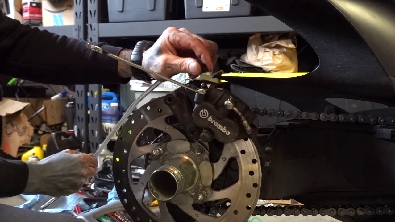 ผ้าเบรคหลัง Brembo สำหรับ Diavel 1200 2011+ สีแดง เกรด sinter 07bb03sp