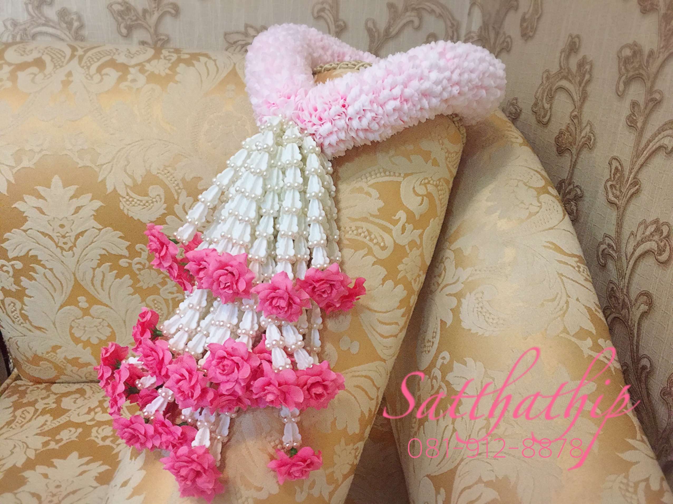 พวงมาลัยผ้า ดอกมัม (ร้อยด้วยกลีบ) สีชมพูอ่อน (เพิ่มลักษณะพิเศษด้วยชายดอกไม้มุกพลาสติก) - พวงมาลัยผ้า - Fabric garland