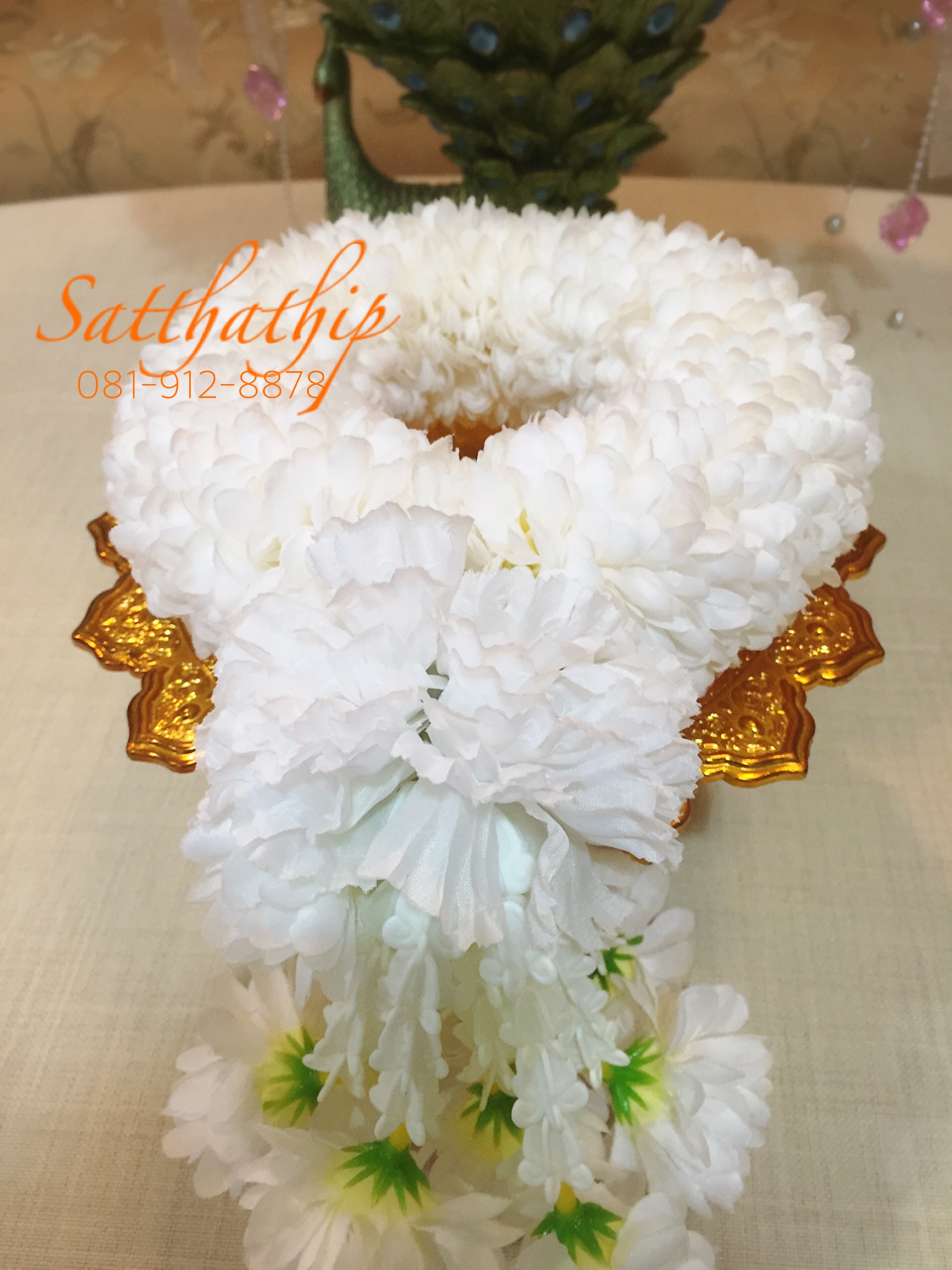 พวงมาลัยผ้า ดอกมัม สีขาว บนพานทอง - พวงมาลัยผ้า - Fabric garland