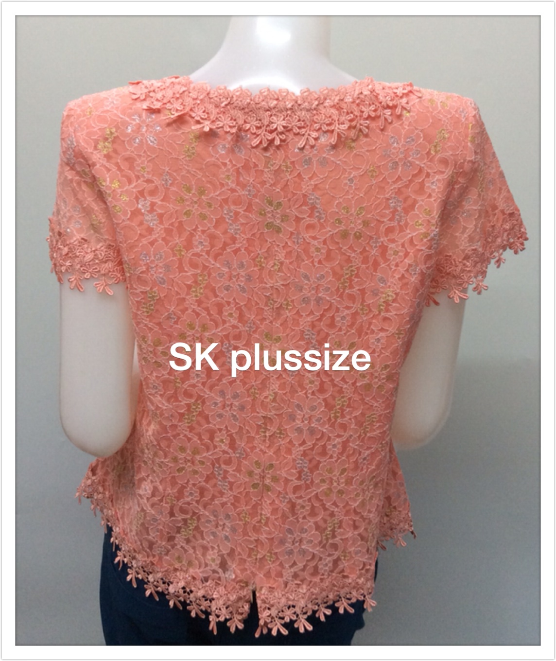 เสื้อลูกไม้ สีส้ม ชายผ้าแก้ว แขนสั้น รอบอก 36 นิ้ว