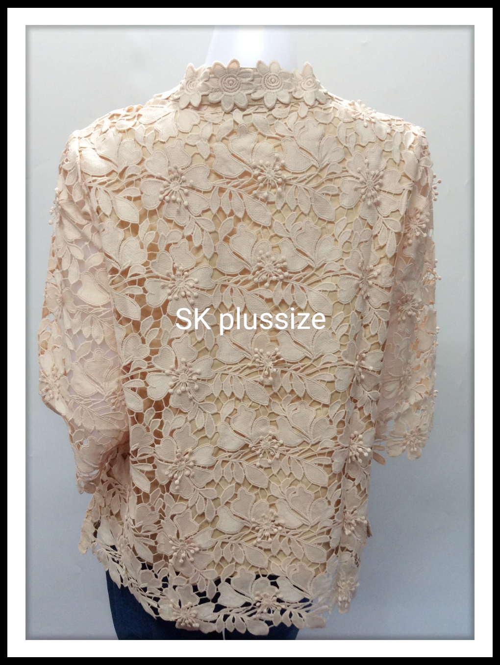 เสื้อลูกไม้คอตั้ง สีเหลืองครีม รอบอก 40 นิ้ว