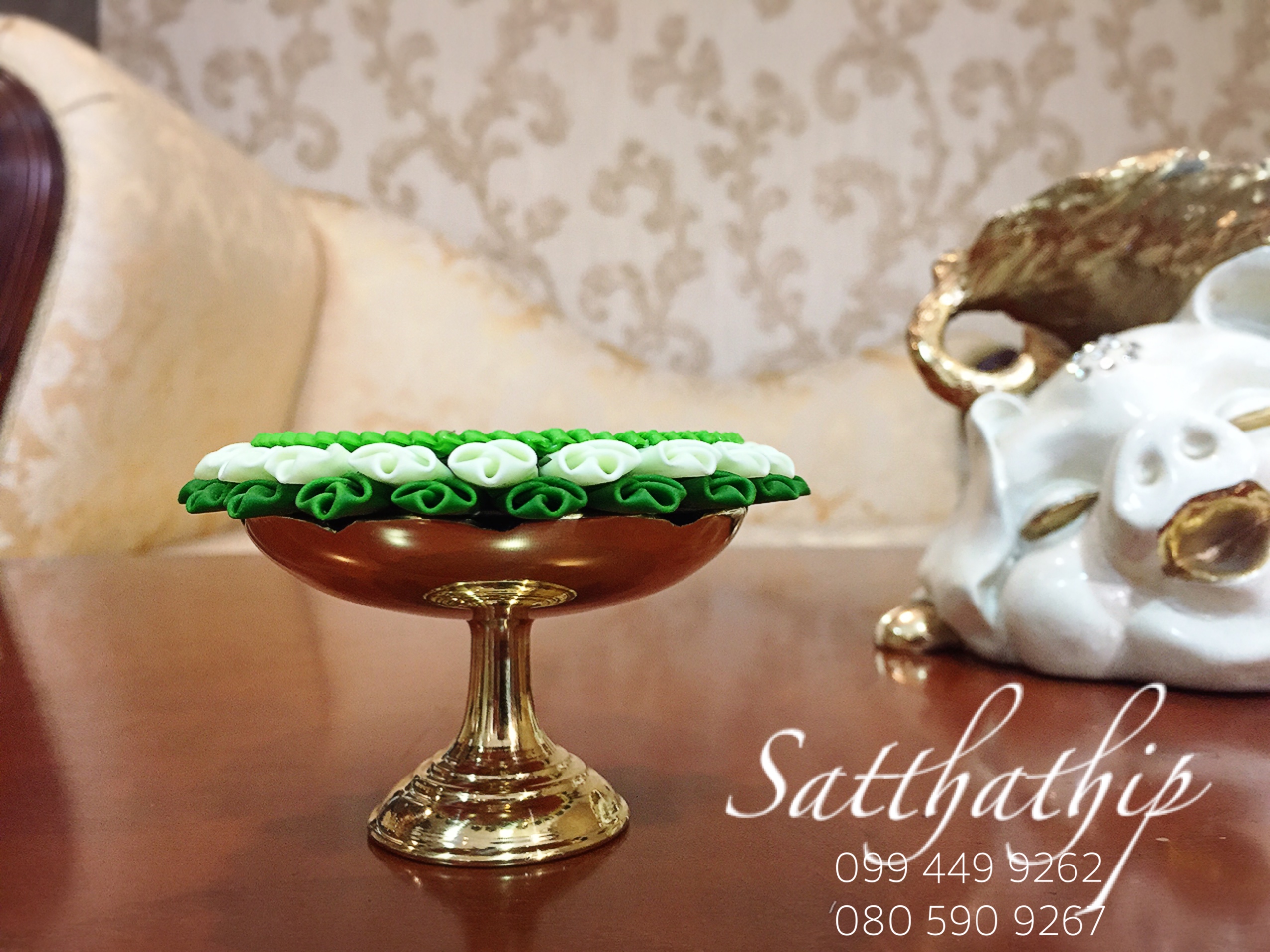 ถาดใบตอง ประดิษฐ์จากดิน บนพานทองเหลือง - พานใบตอง - Tray