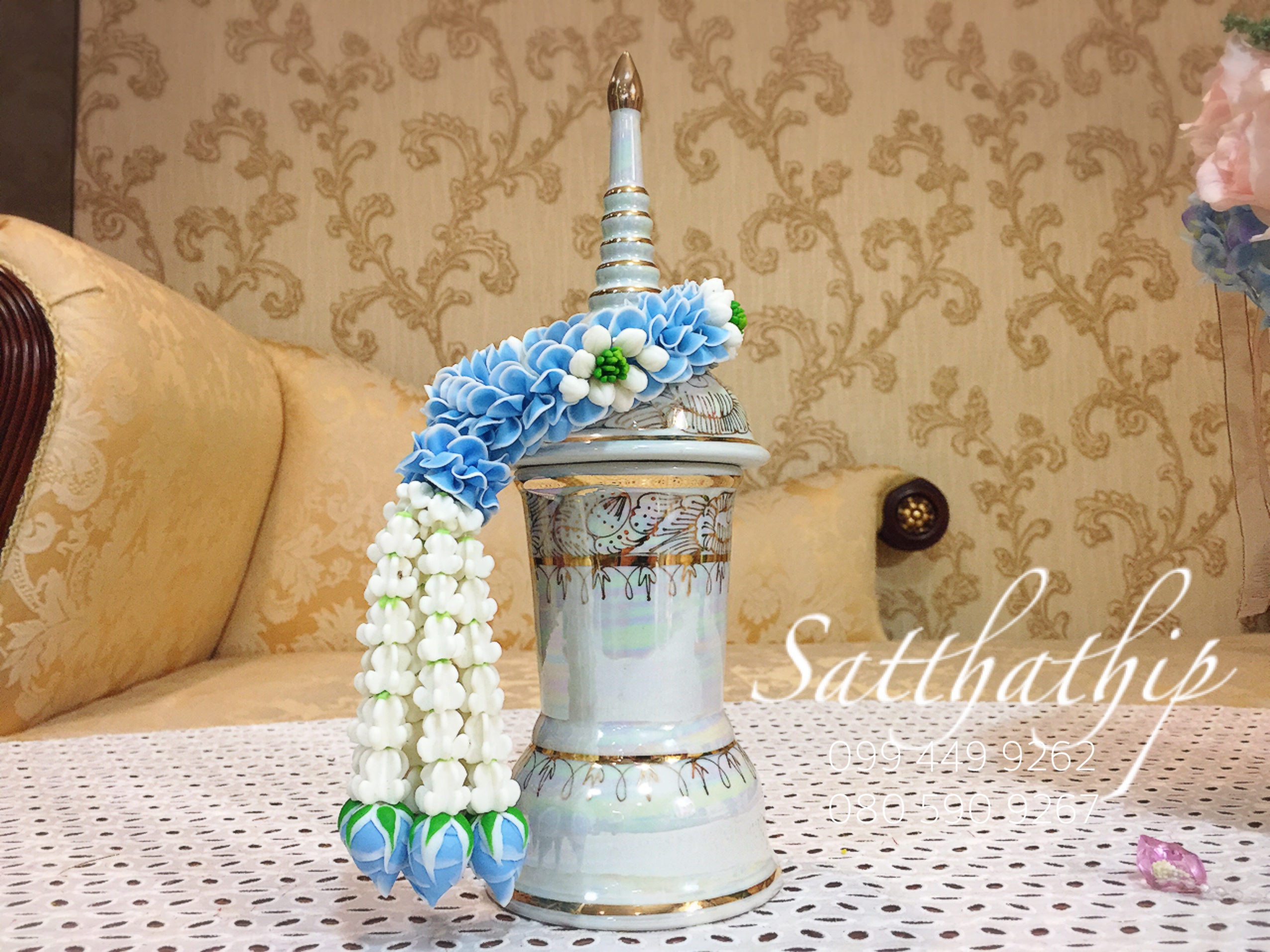 โกศอัฐิเซรามิก เคลือบมุก พร้อมพวงมาลัยประดิษฐ์จากดิน