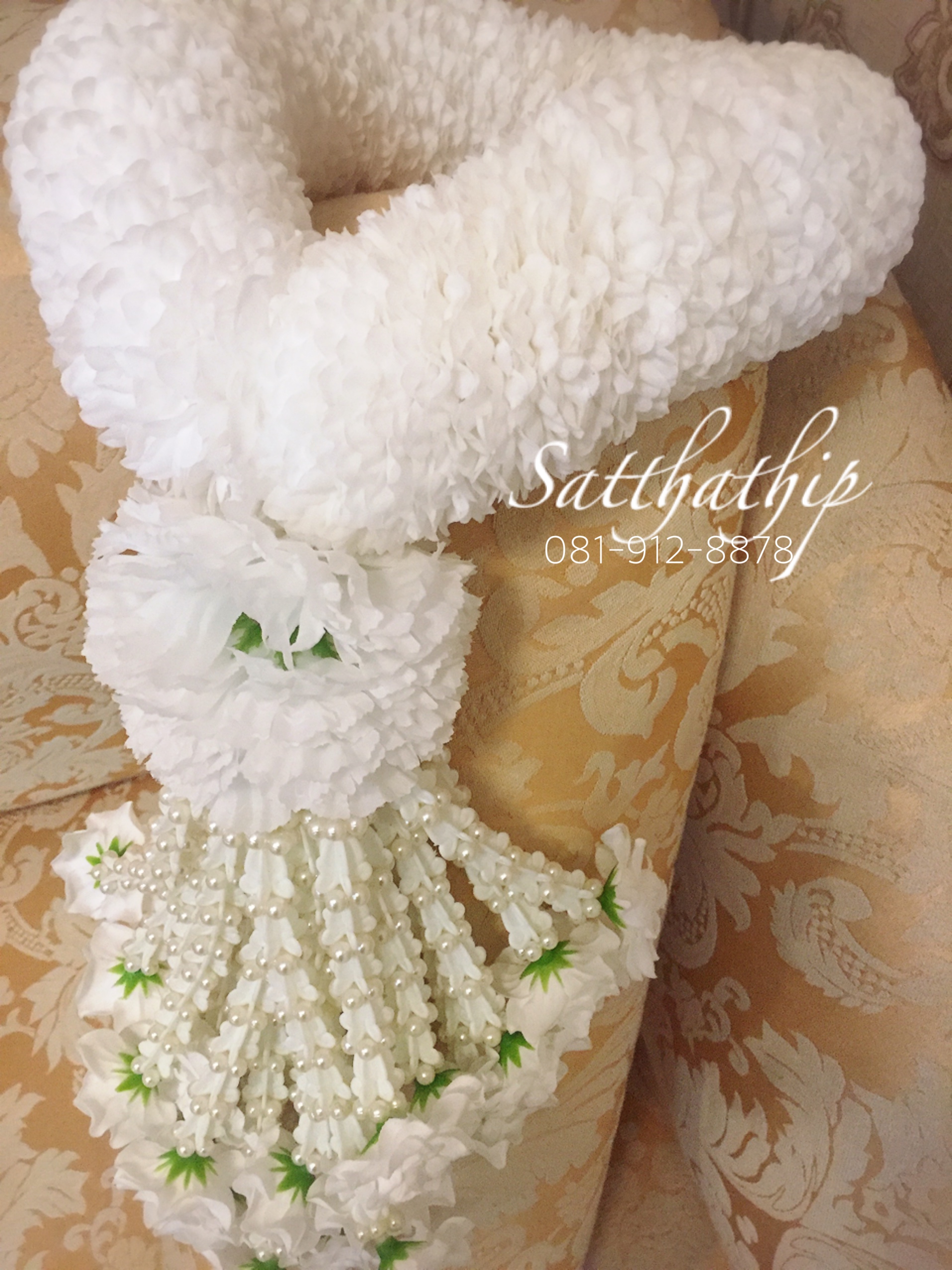 พวงมาลัยผ้า ดอกมัม (ร้อยด้วยกลีบ) สีขาว (เพิ่มลักษณะพิเศษด้วยชายดอกไม้มุกพลาสติก) - พวงมาลัยผ้า - Fabric garland