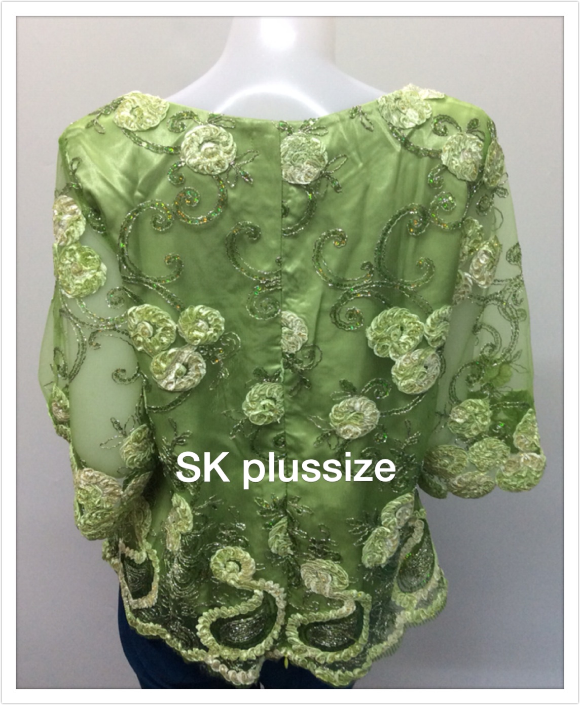 เสื้อลูกไม้บุหงา สีเขียว คอปาด แขน 3 ส่วน รอบอก 42 นิ้ว