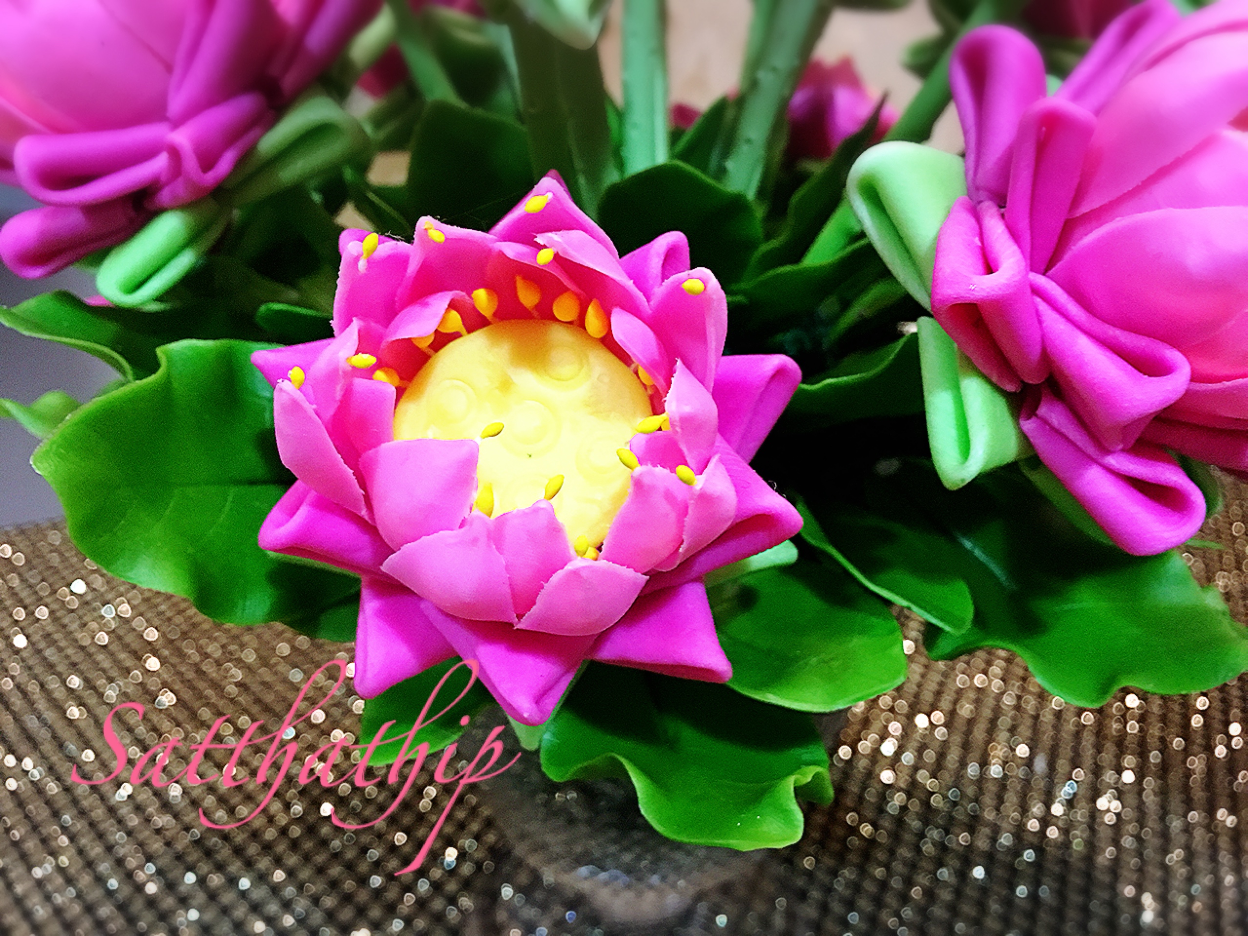 พานดอกบัว - ดอกบัวประดิษฐ์ - แจกันดอกบัวพับ (ข้างละ 18 ดอก) ประดิษฐ์จากดิน - Lotus Flower