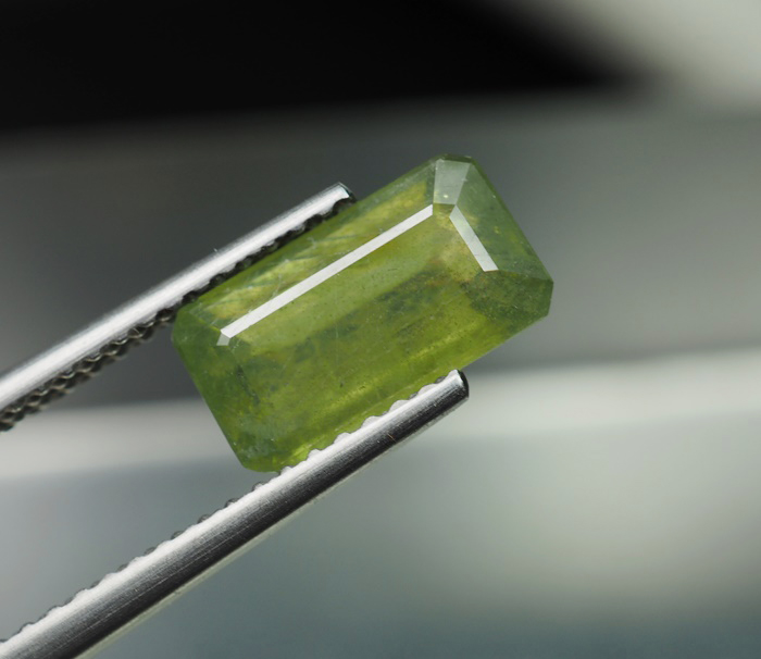 แซฟไฟร์สีเขียว (Sapphire ) 2.40 กะรัต